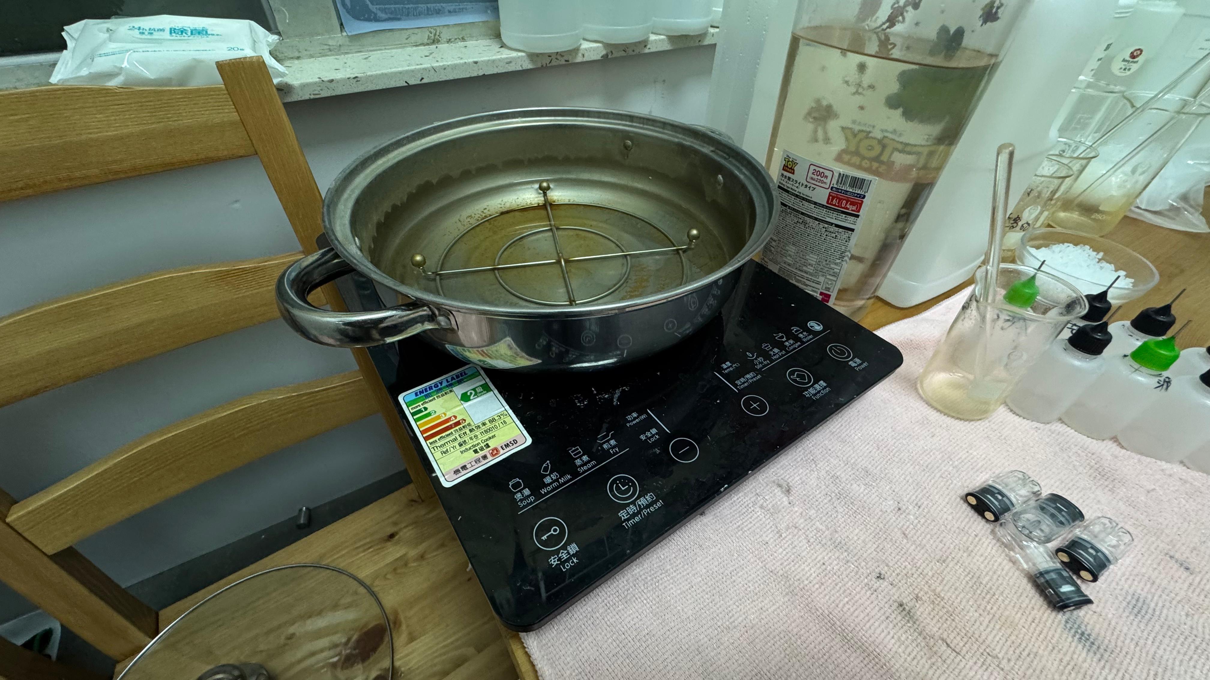 警方檢獲一批製毒工具。