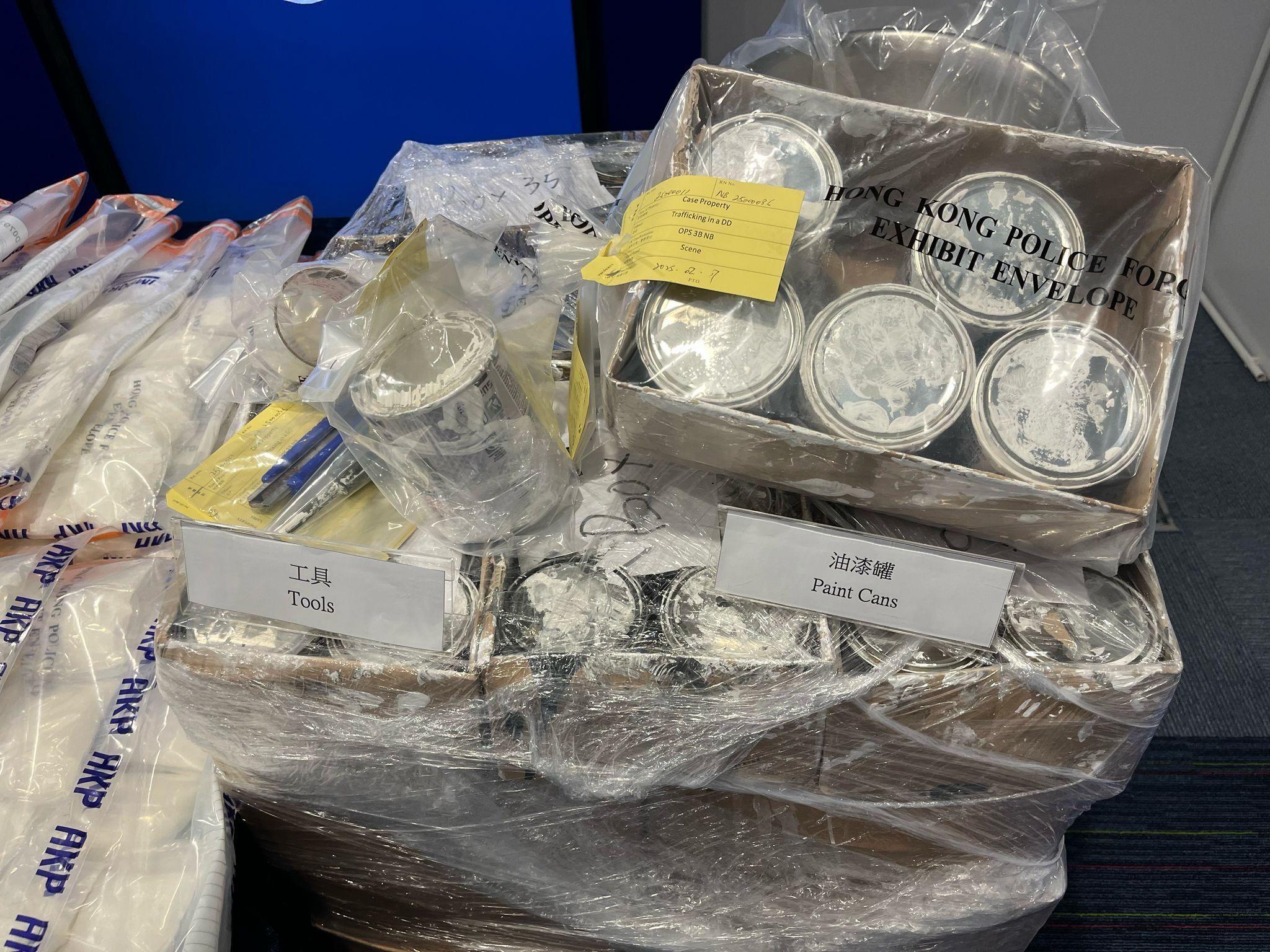 油漆罐及工具。