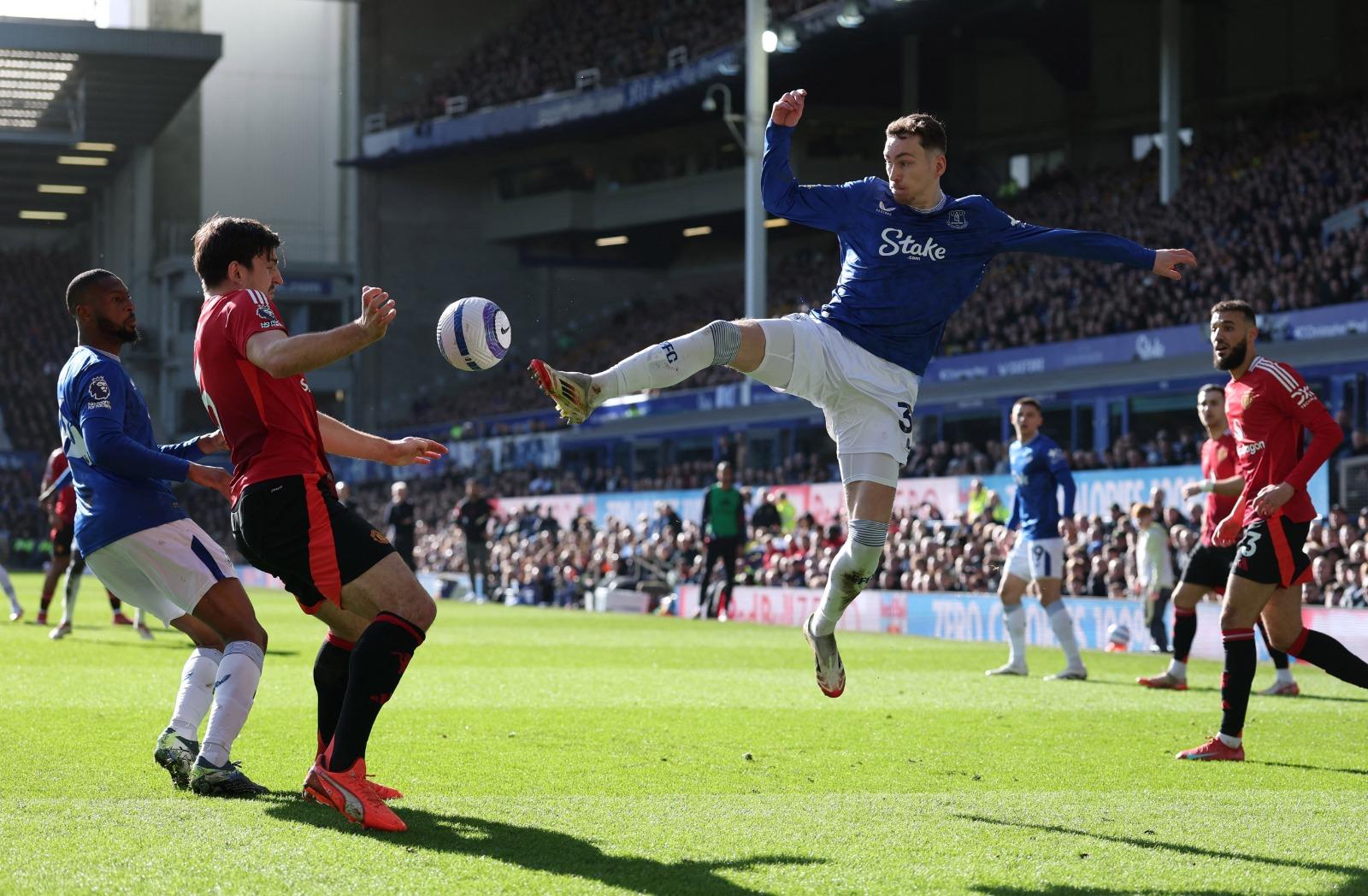 英超|愛華頓半場以2︰0領前曼聯。(路透社)