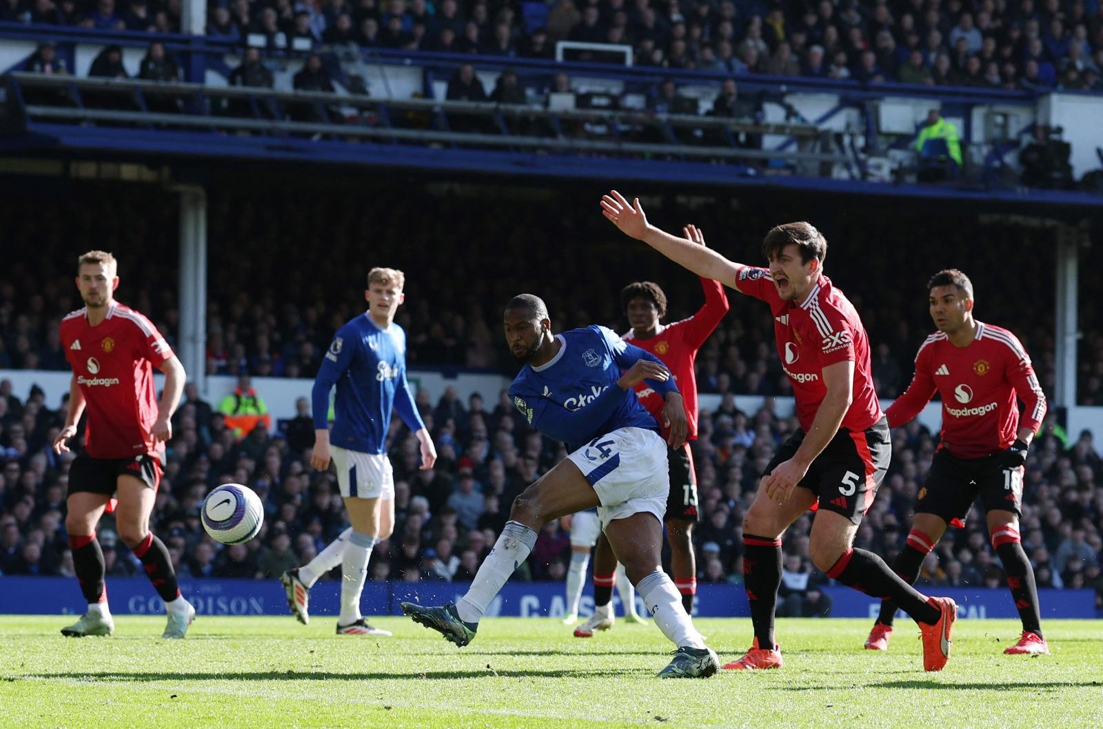 英超|比圖突破曼聯防妓為愛華頓射成1︰0,馬古尼只能在後方舉手。(路透社)