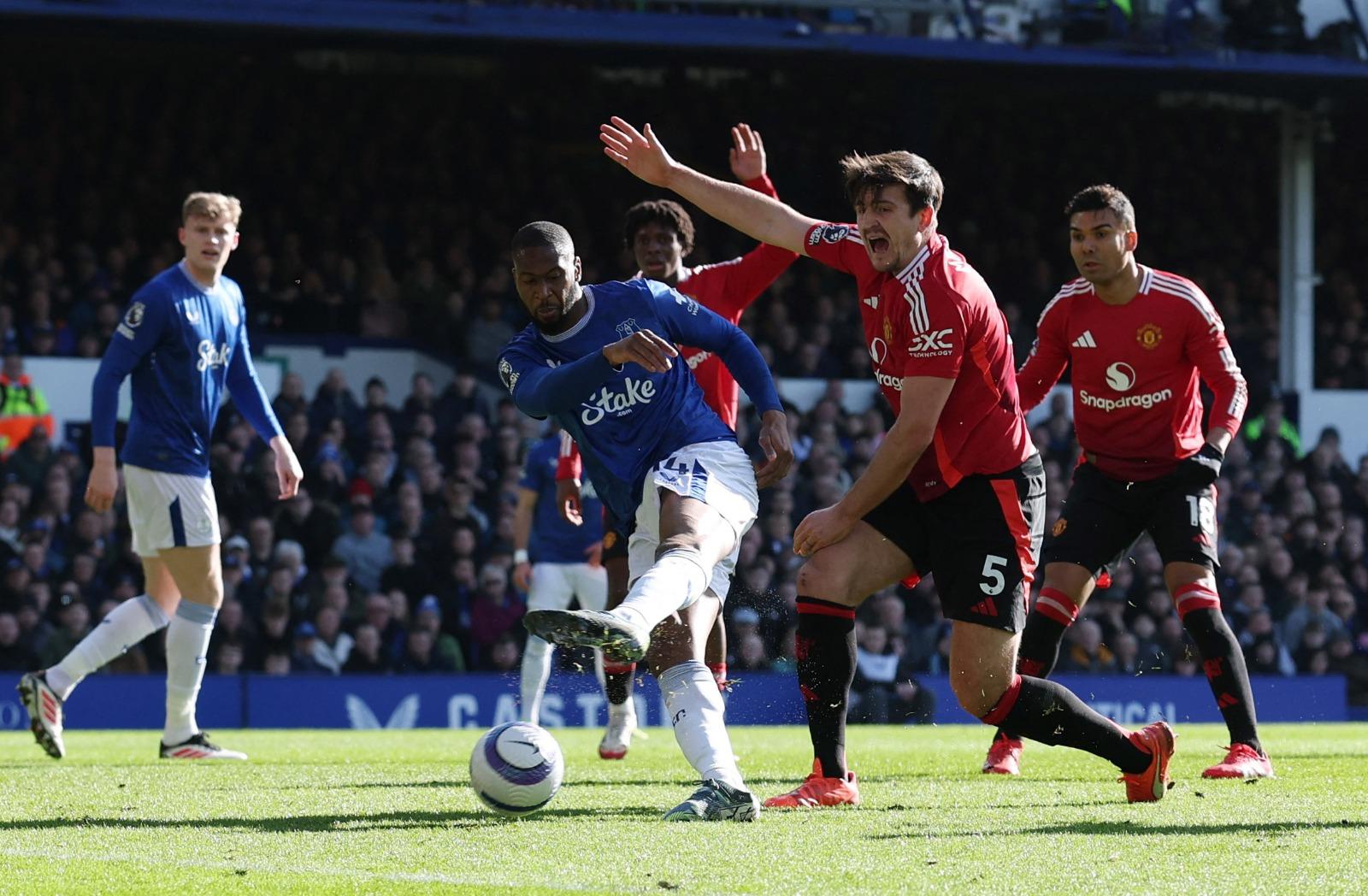 英超|比圖突破曼聯防妓為愛華頓射成1︰0。(路透社)