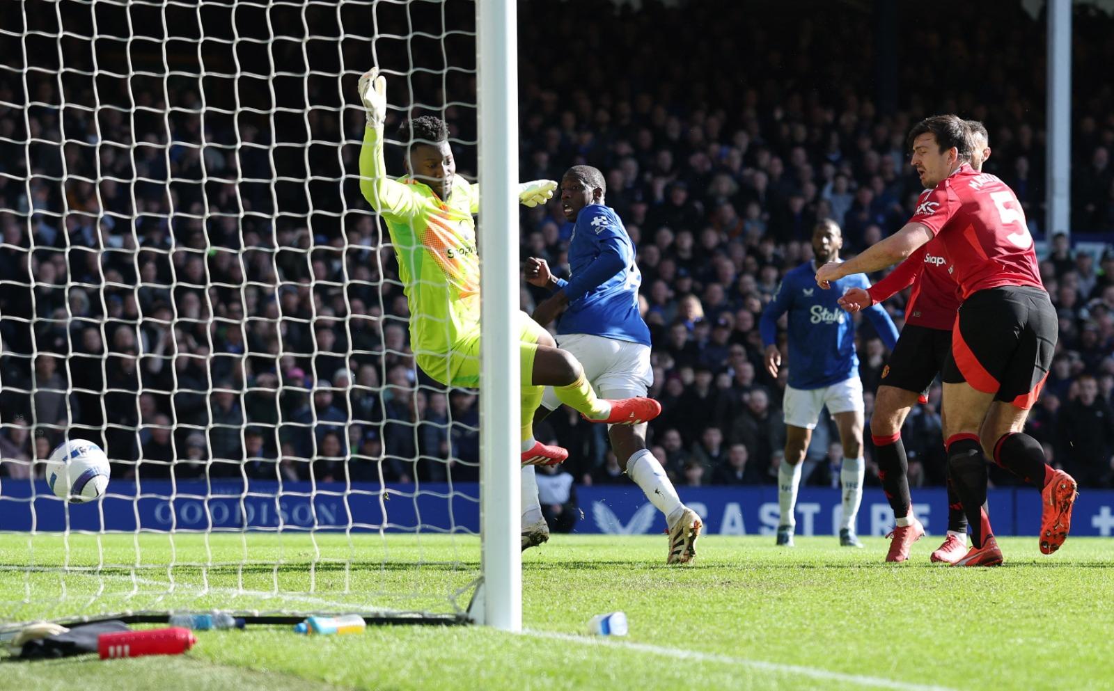 英超|杜哥利把握奧拿拿(Andre Onana)撲高補射成2︰0。(路透社)