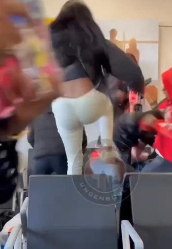 美國機場候機室出現MMA,場面混亂。(影片截圖)