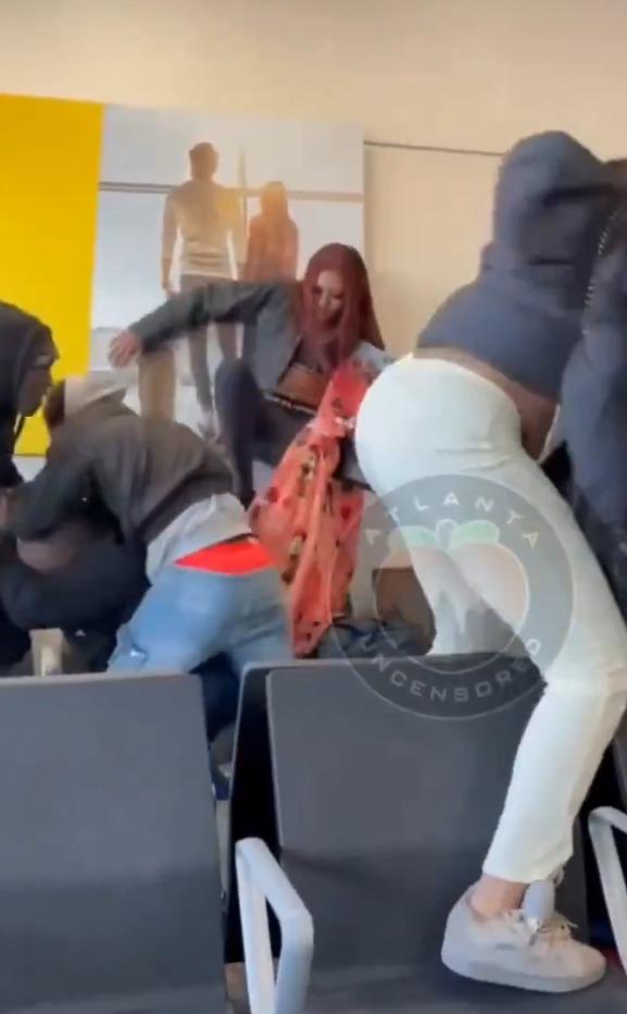 美國機場候機室出現MMA,多名男女手腳並用疑打鬥。(影片截圖)