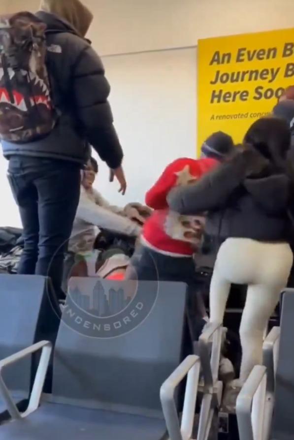 美國機場候機室出現MMA,雙方打鬥最少十多秒仍未受控制。(影片截圖)