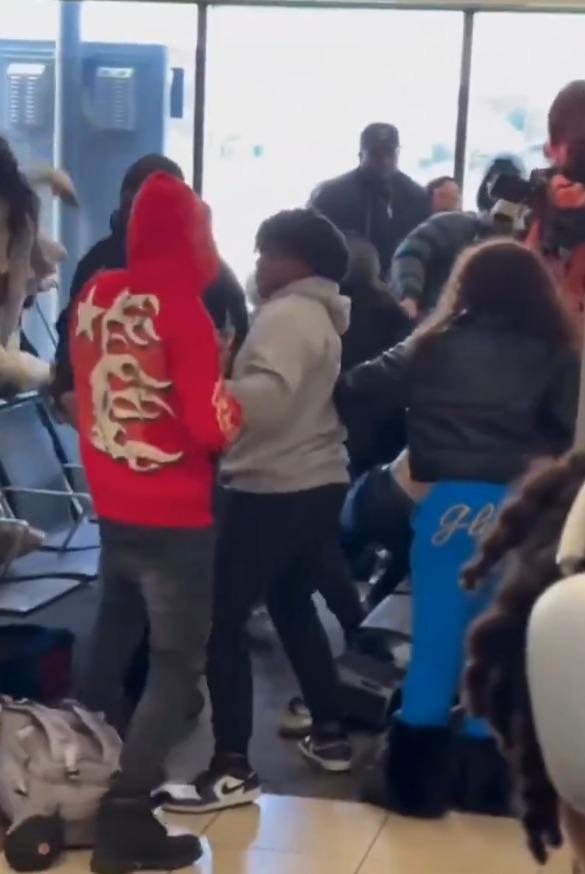 美國機場候機室出現MMA,影片仍在場其他人士拍下。(影片截圖)