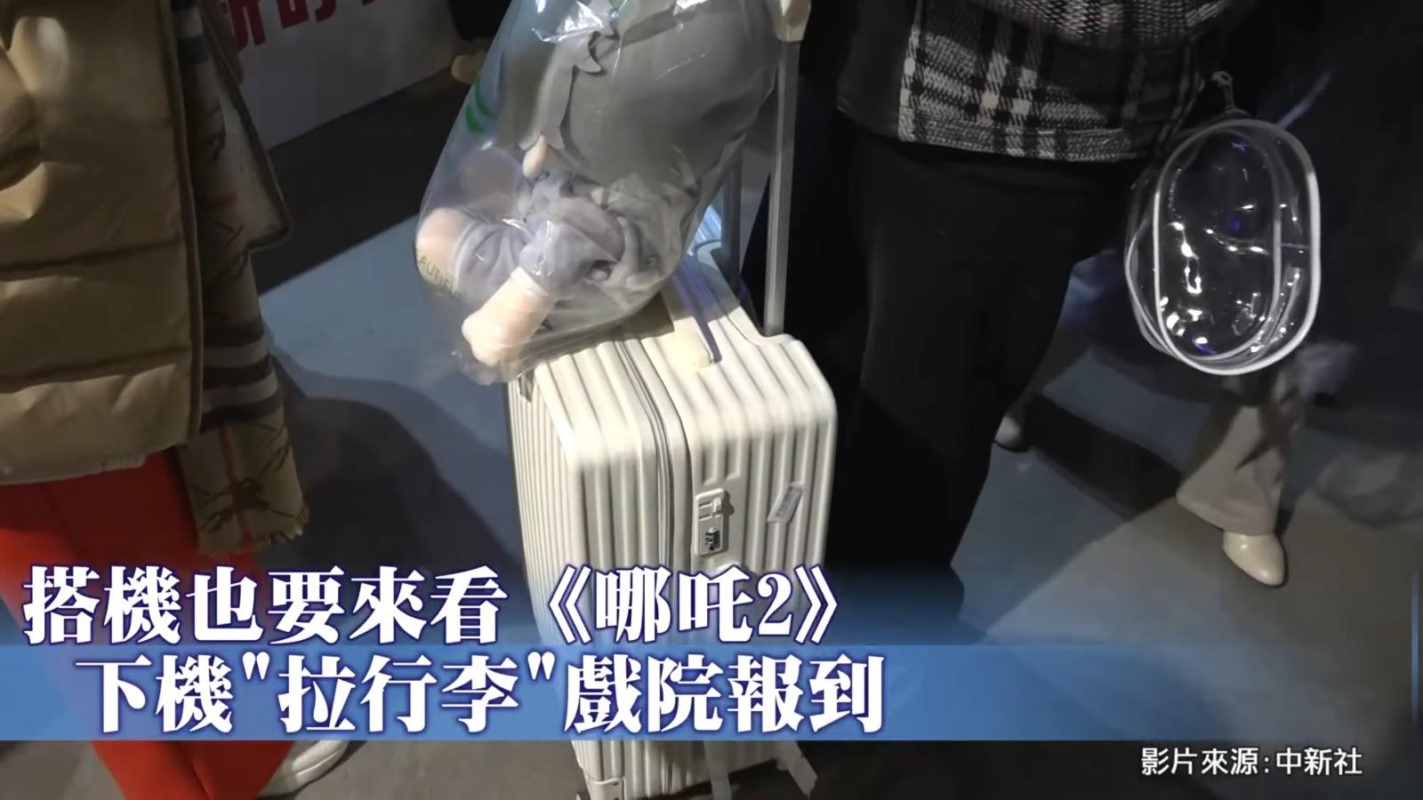 有影迷專程搭飛機到貴陽越界影城睇戲。(影片截圖)