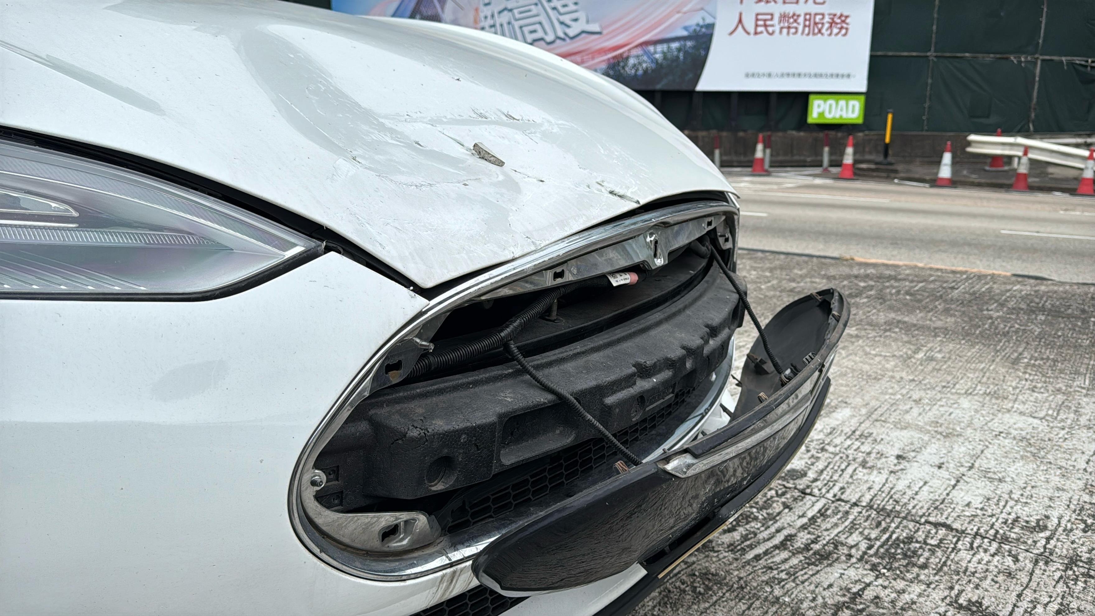 紅隧Tesla遭石屎砸中車頭 往港島方向快線一度封閉 (更新)