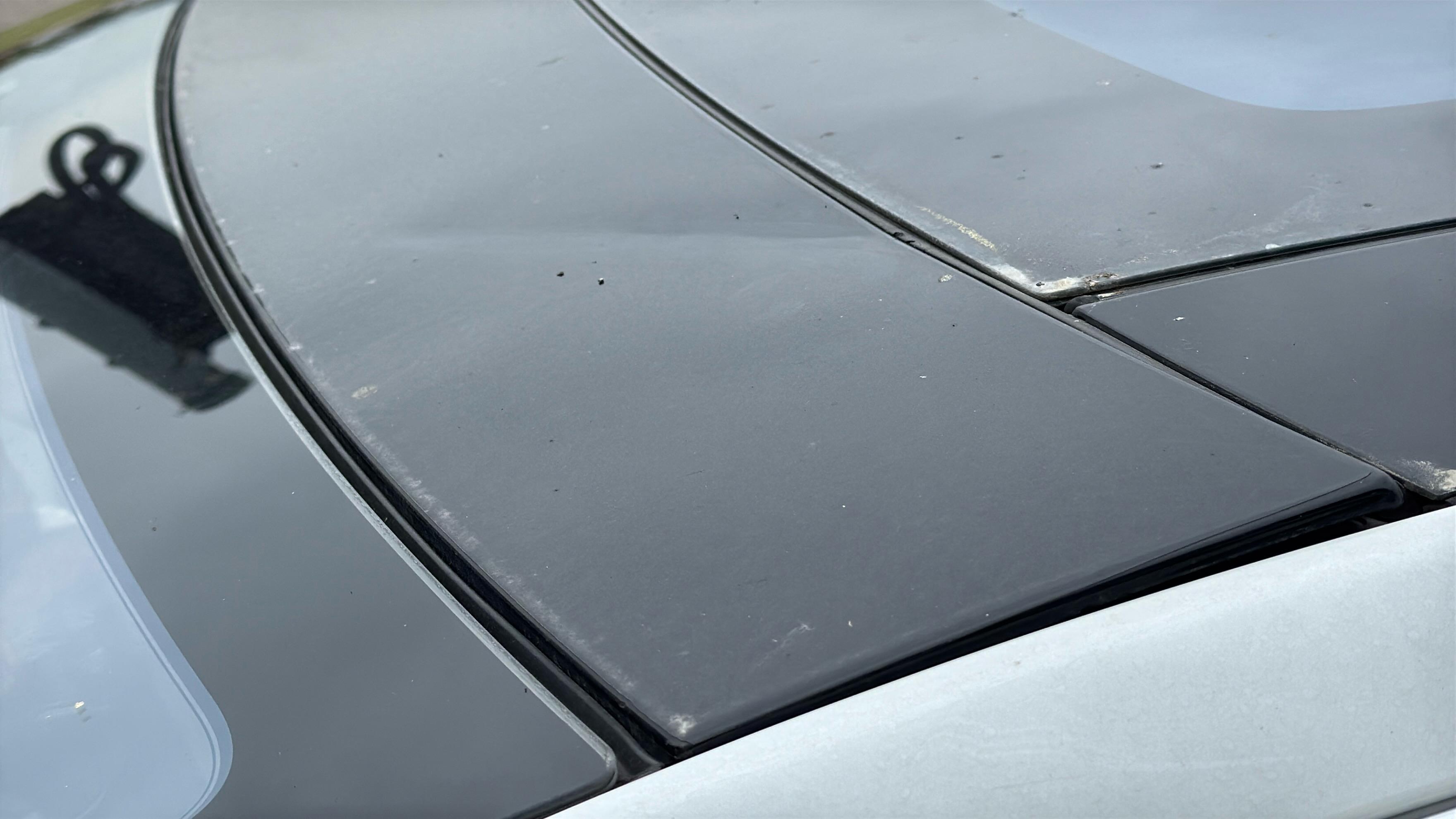 紅隧Tesla遭石屎砸中車頭 往港島方向快線一度封閉 (更新)