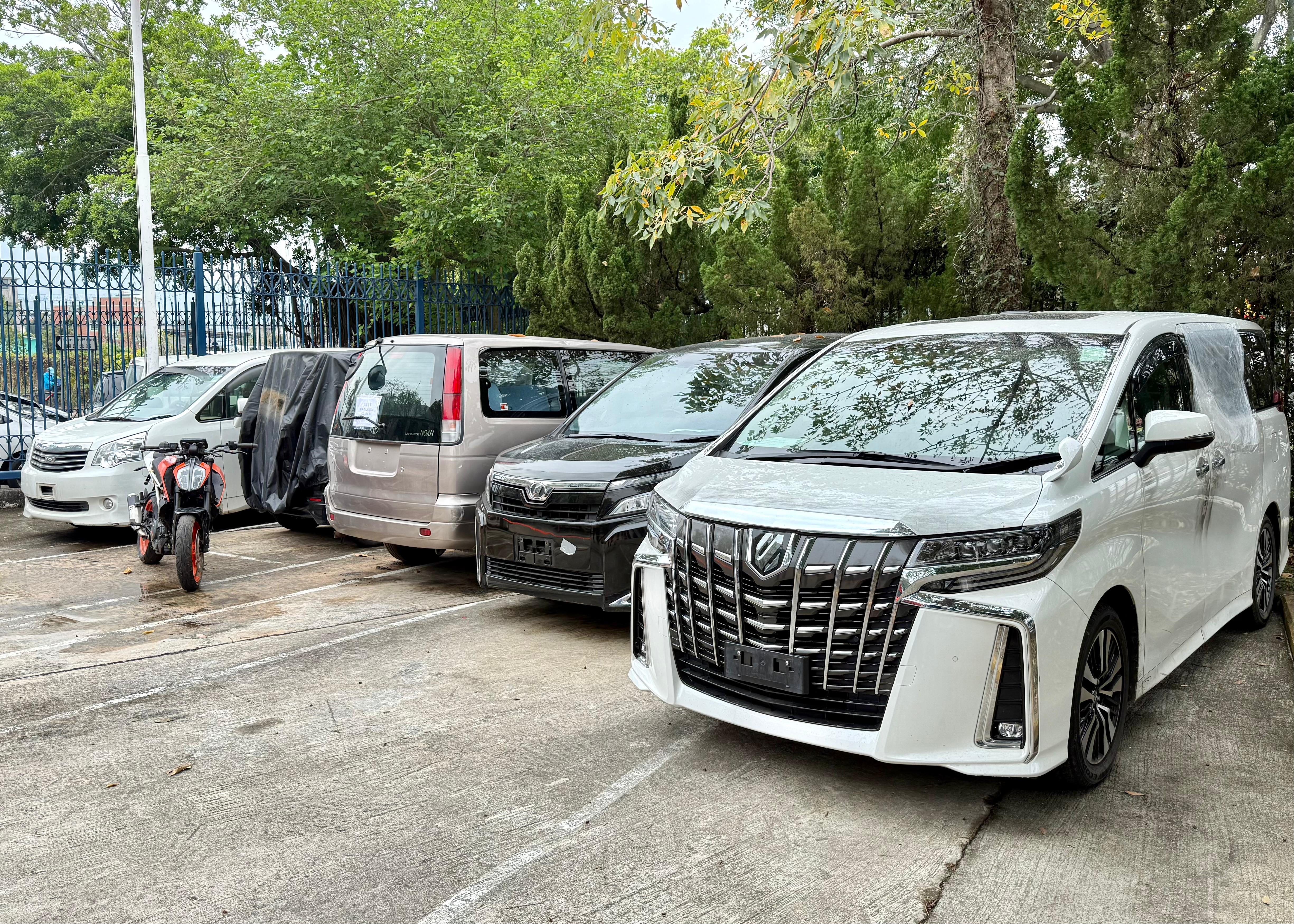 人員起回一輛電單車及4輛私家車。