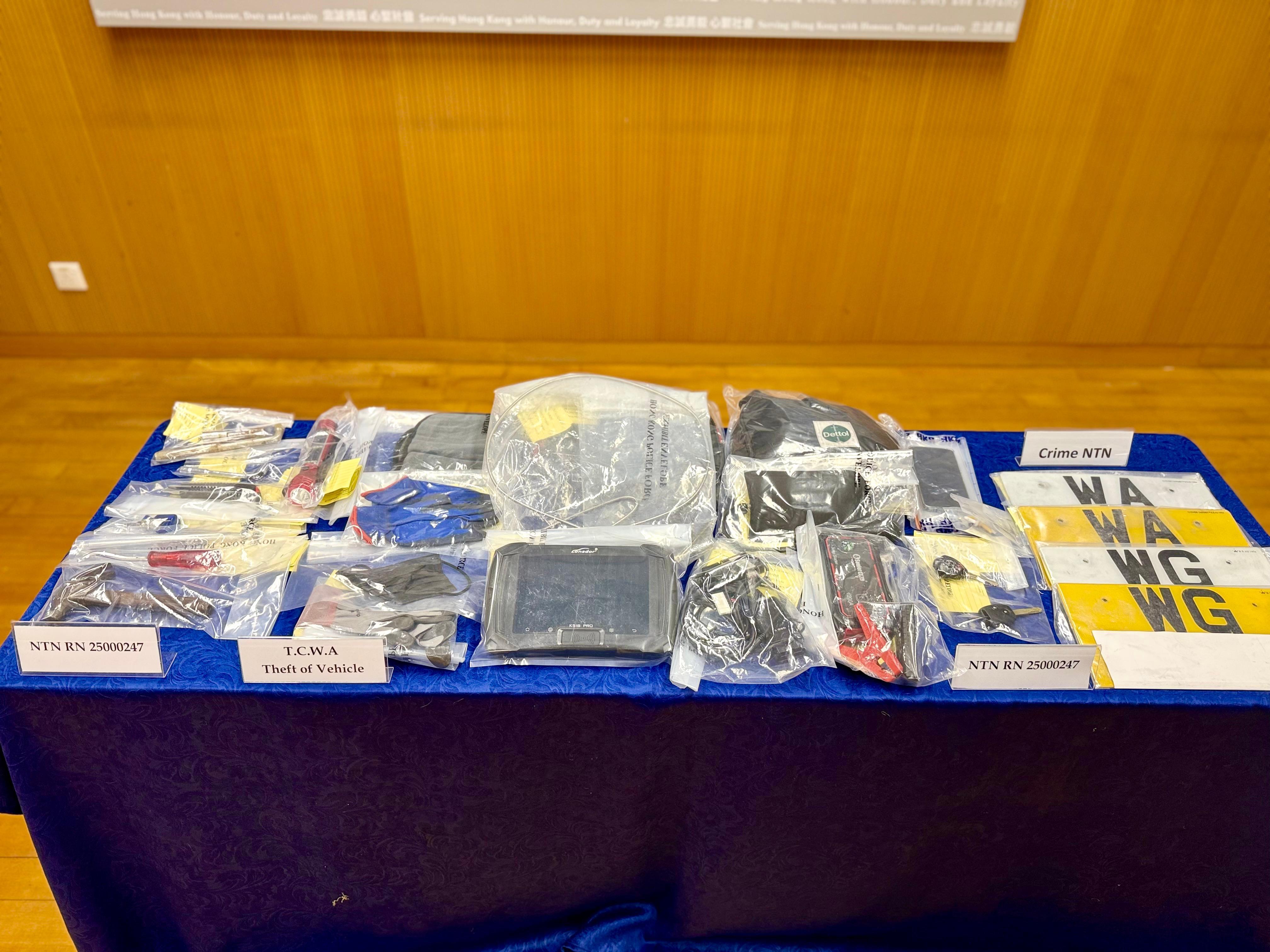 人員在車上搜出鎚仔、螺絲批及電子儀器。