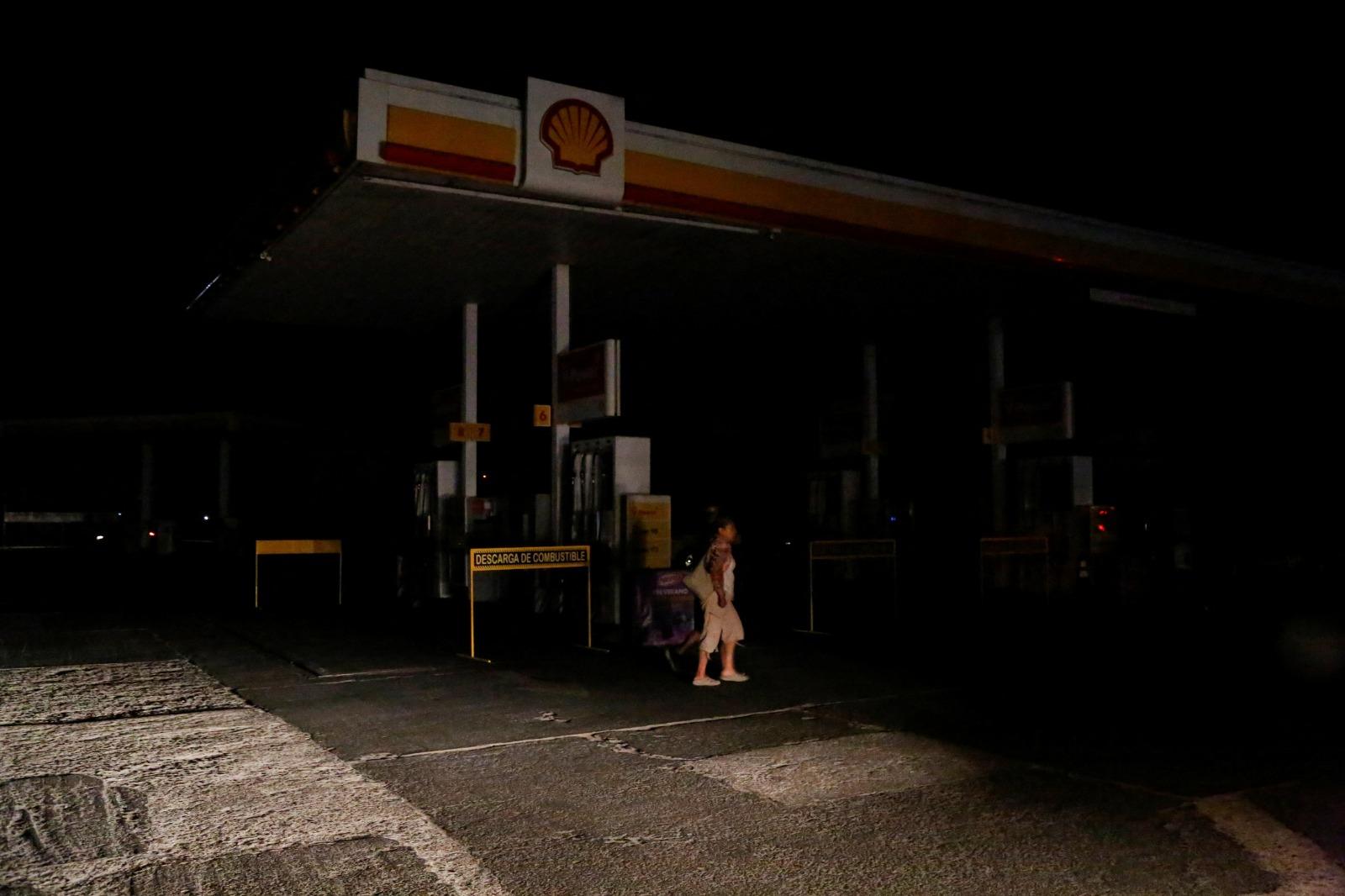 智利停電,油站也沒有燈光。(路透社)