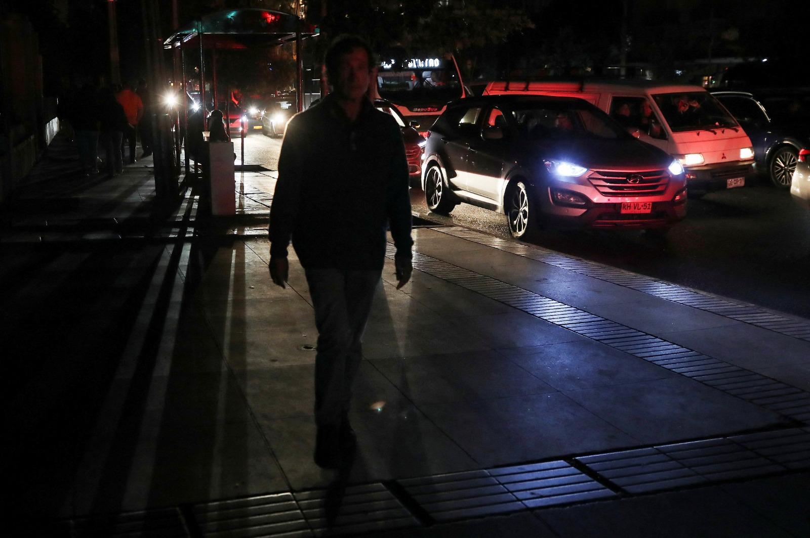 智利停電,有人在Vina del Ma步行。(路透社)