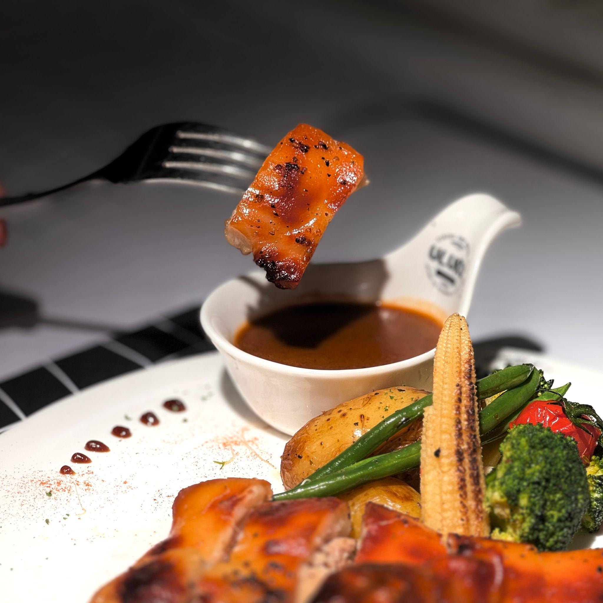 乳豬外皮金黃酥脆,內裡肉嫩多汁,吸收了生果的香氣。