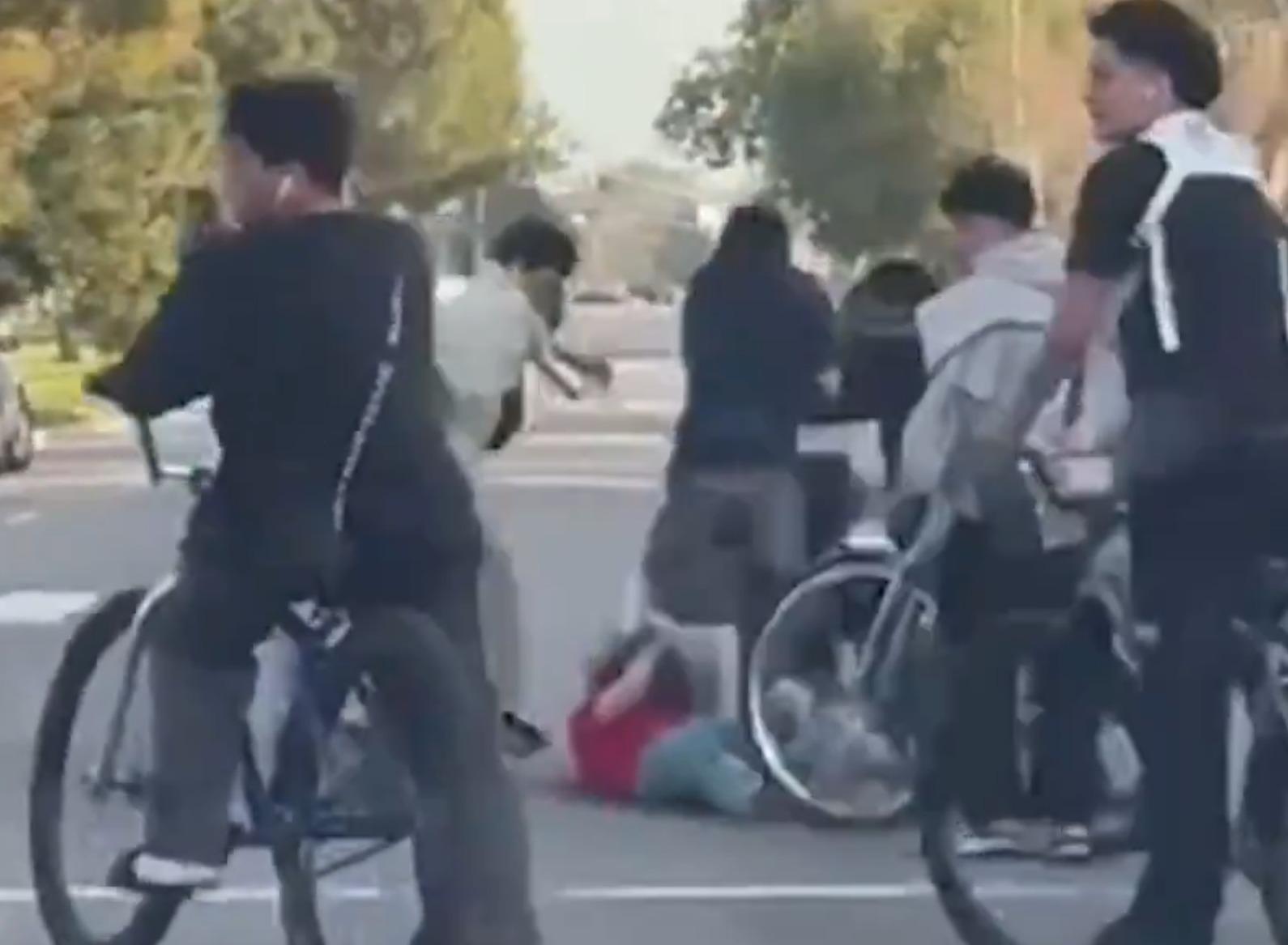 落車理論的司機(紅衫)未能反擊。(影片截圖)