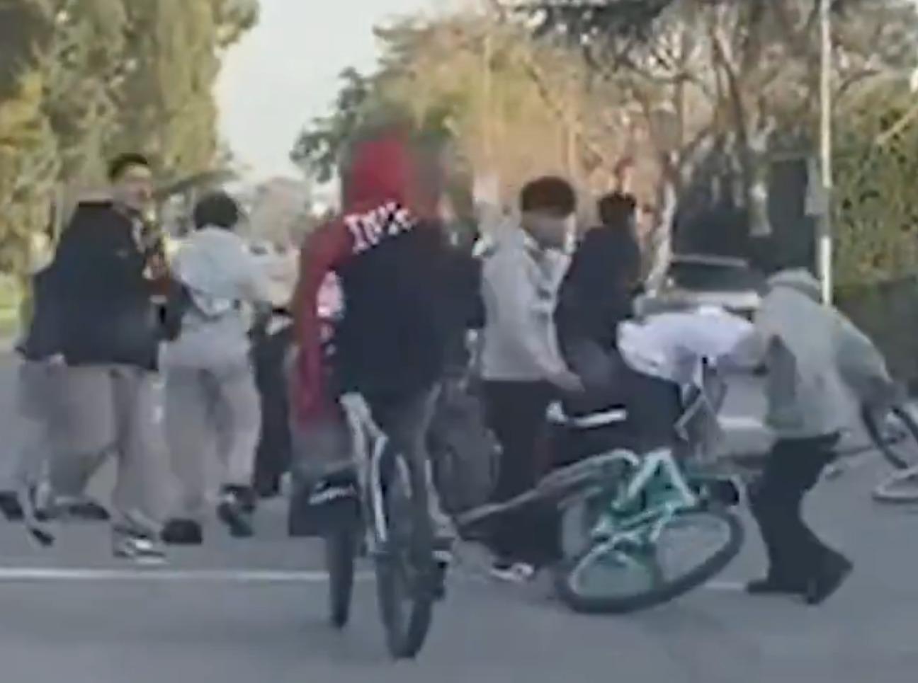 單車少年擁有人數優勢。(影片截圖)