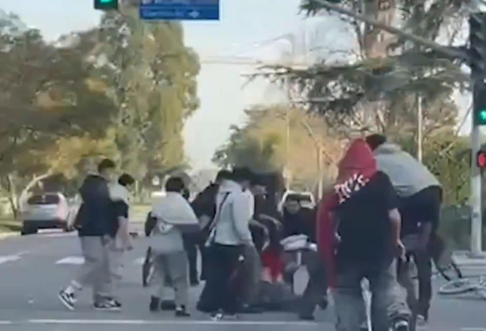 單車少年擁有人數優勢,拳打腳踢落車理論的司機。(影片截圖)