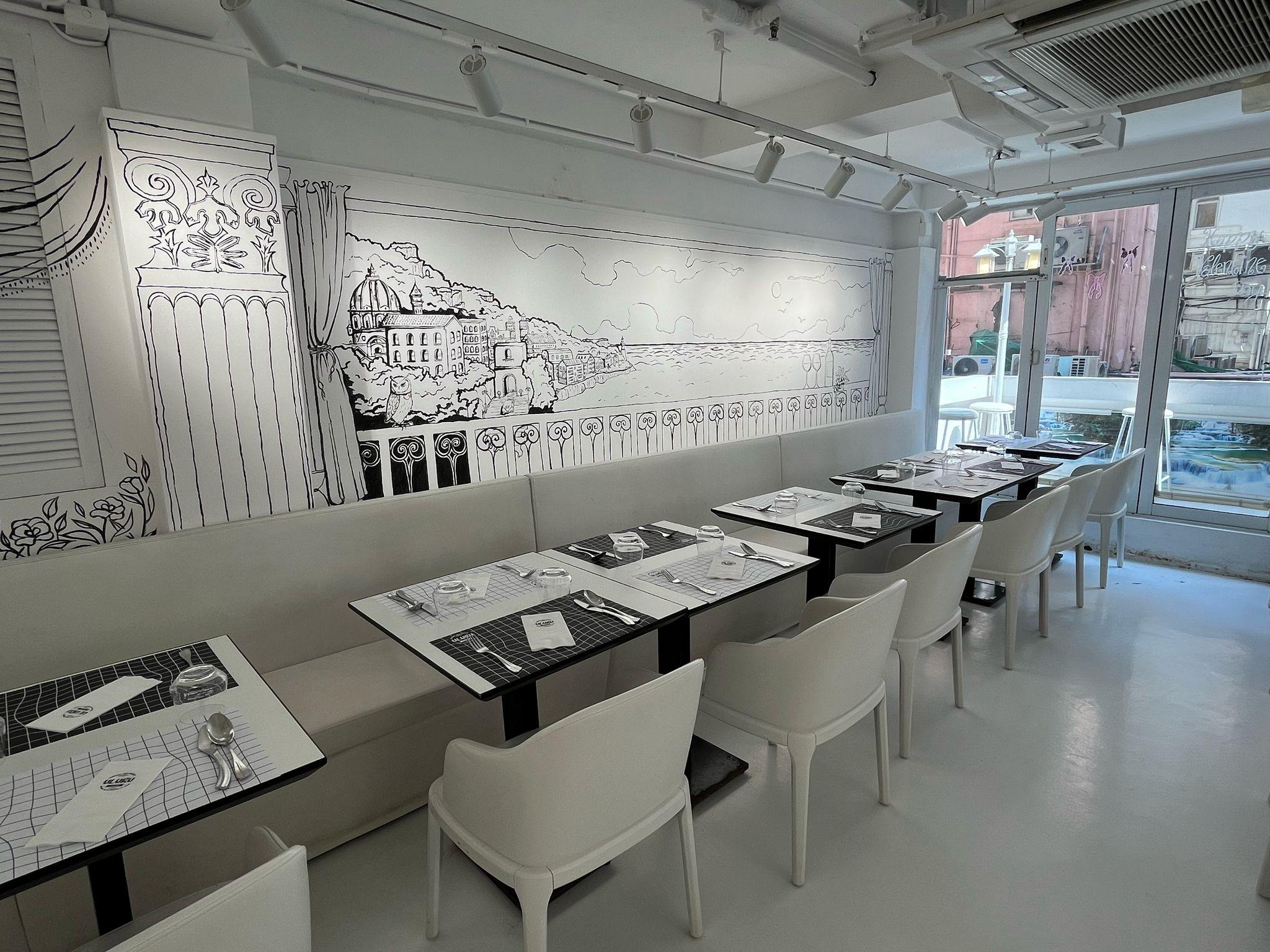 餐廳環境倘大,為應付考試測驗的學生提供地方作自修室。