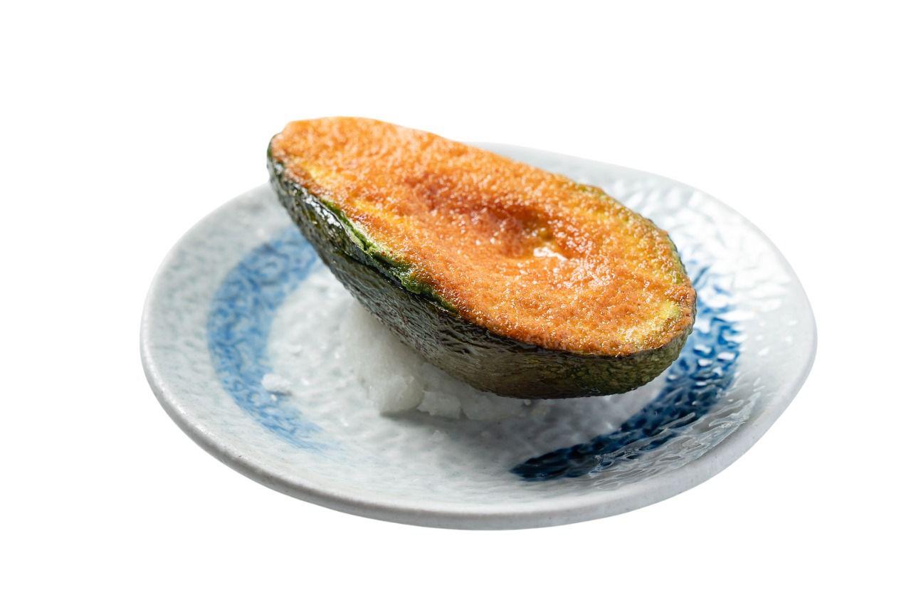 明太子黃金焗牛油果 將澳洲牛油果與烤至金黃焦脆的明太子結合,散發出誘人的香氣,內裡的牛油果仍鮮美順滑。