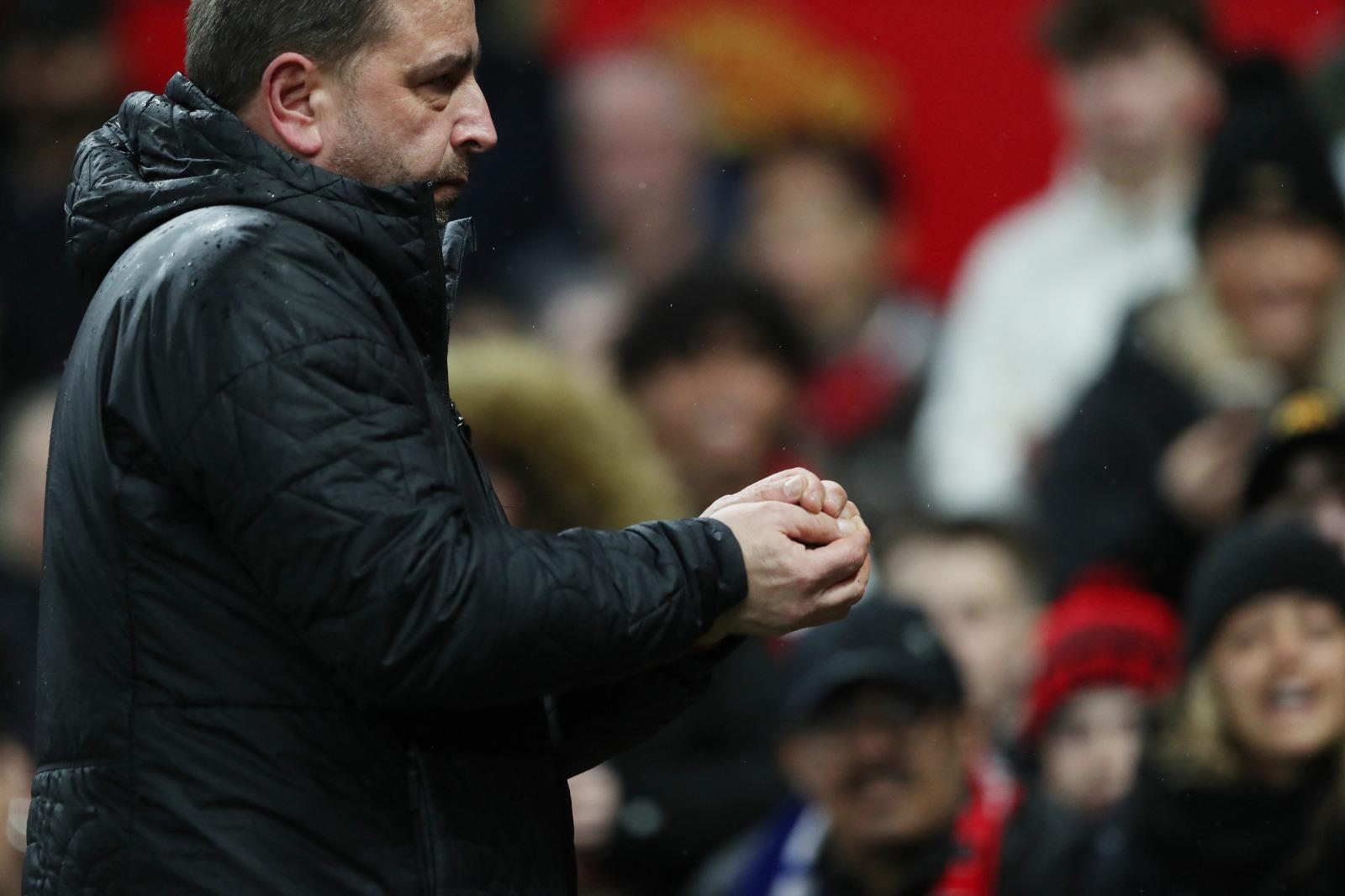 曼聯主場鬥葉士域治又現老鼠,曼聯職員用手捉走。