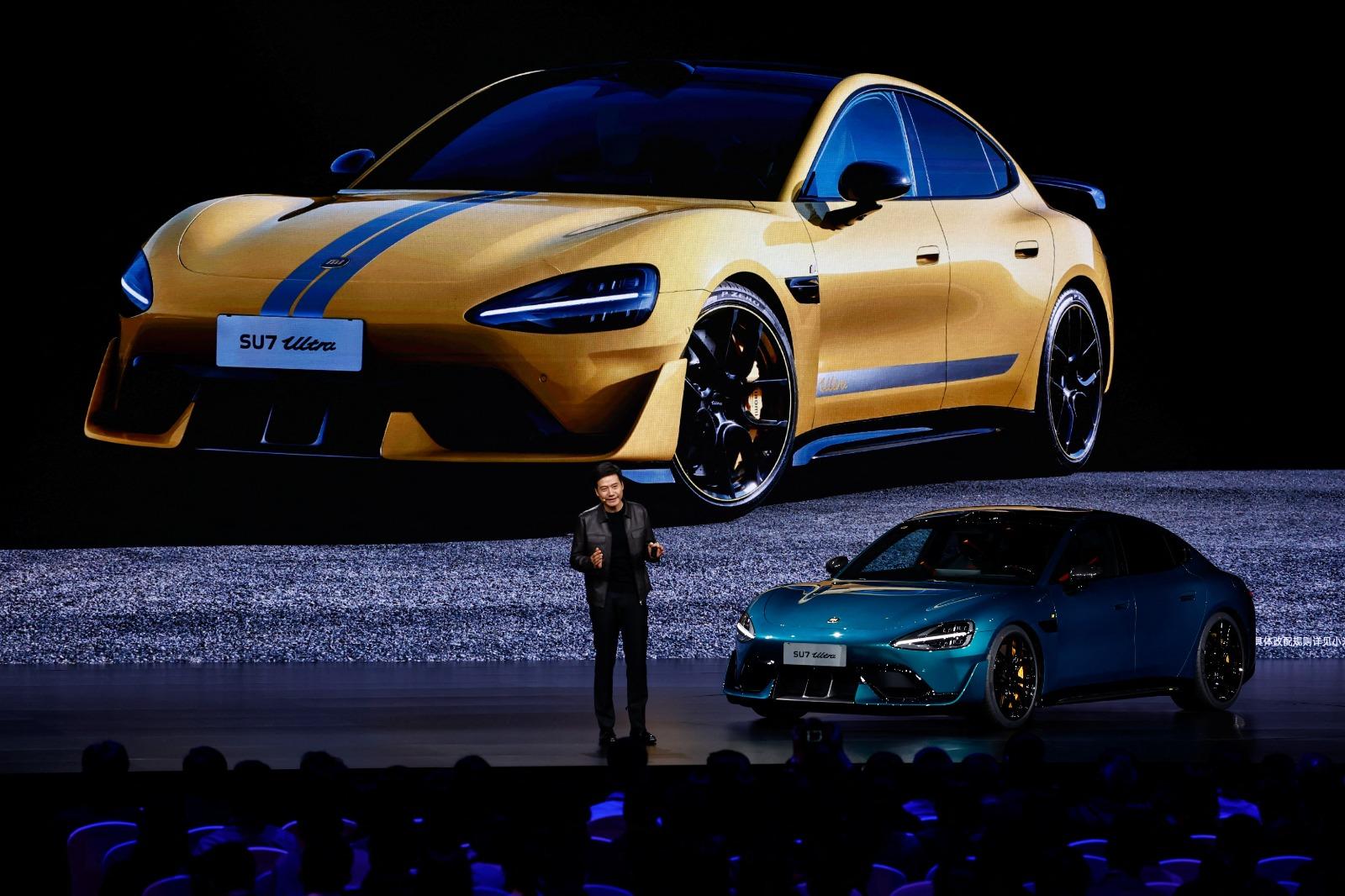 小米SU7 Ultra電動車使用昂貴的Alcantara超細纖維布料和碳纖維材料。(路透社)