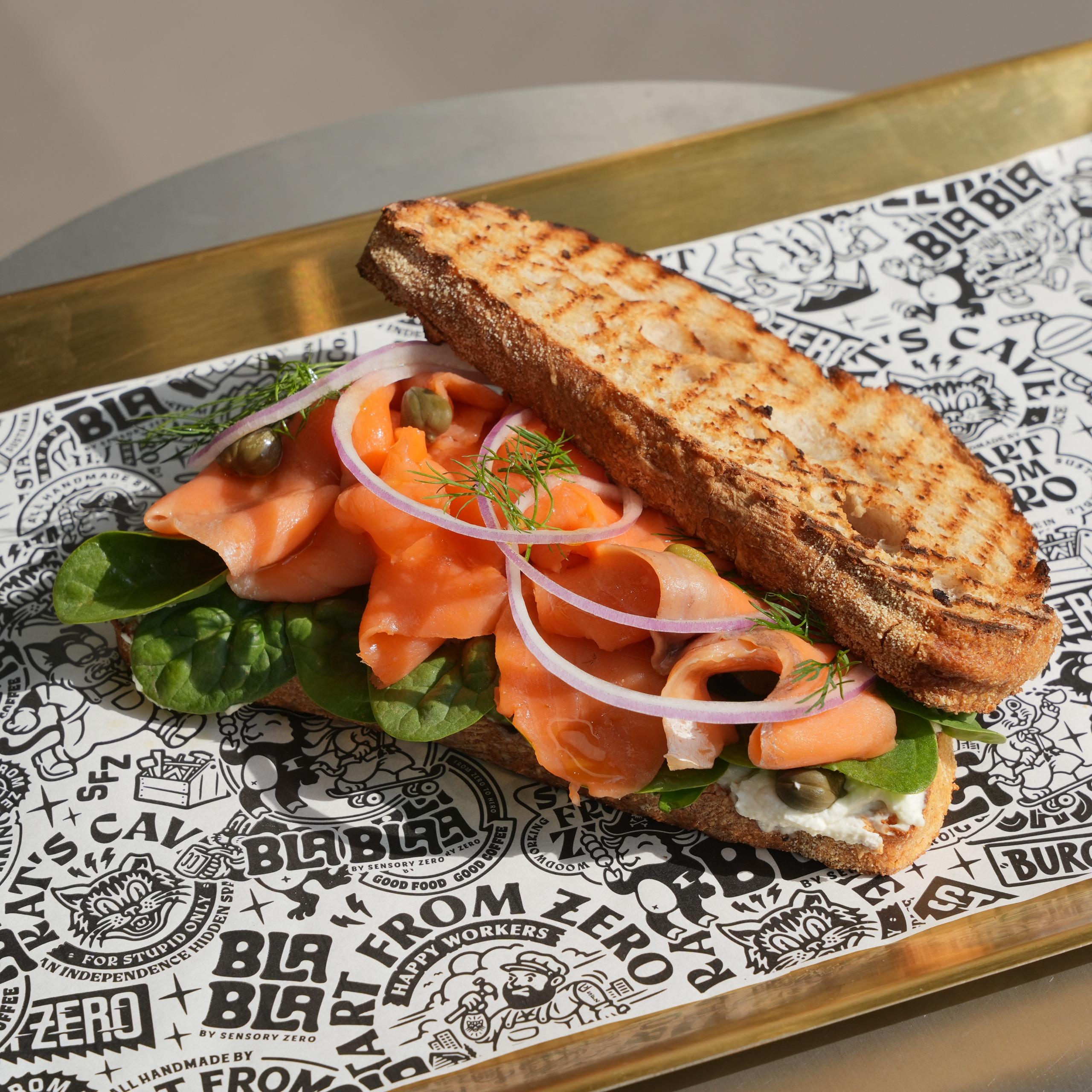 煙三文魚菠菜烤酸種麵包$88 人氣之選,另加$10可追加牛油果。