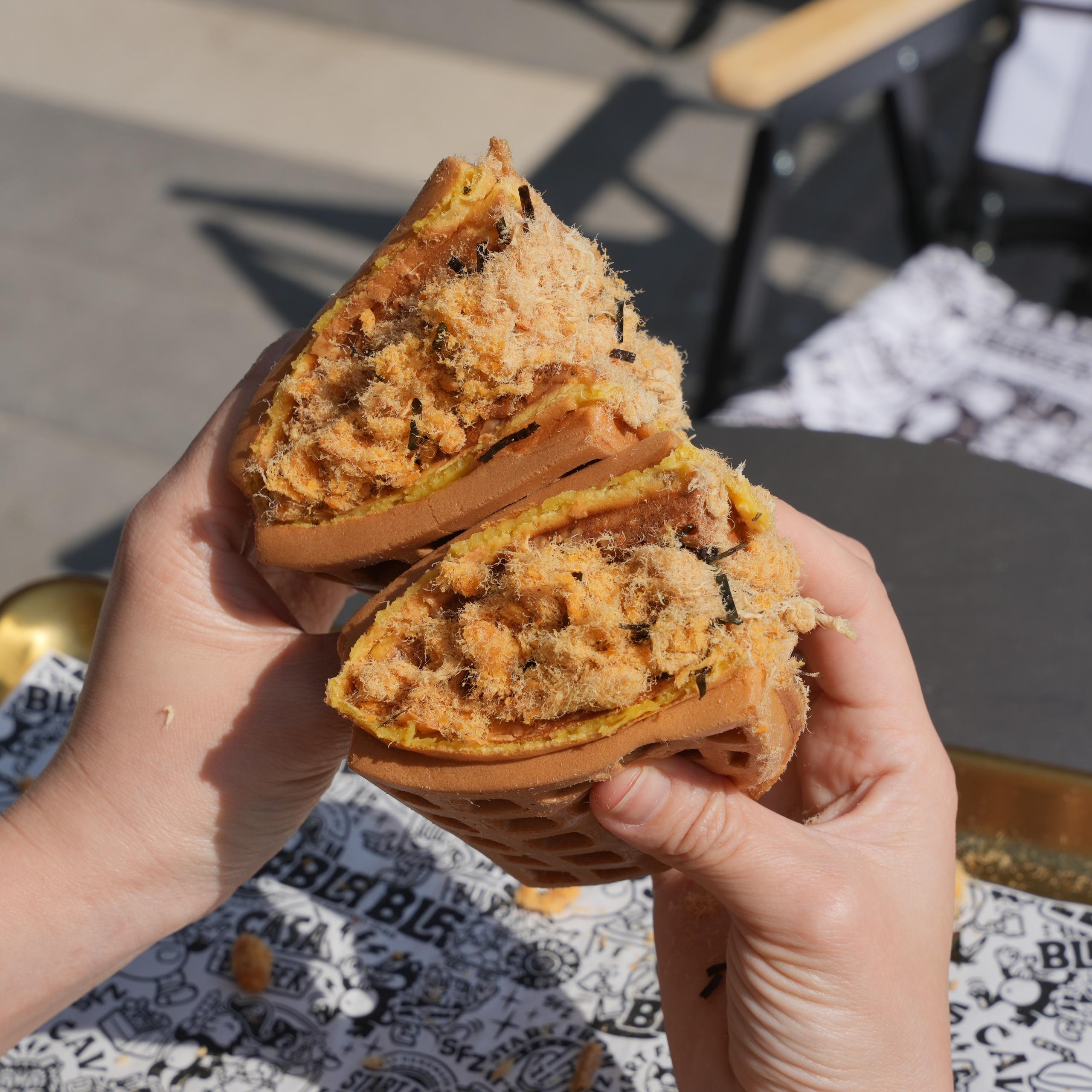 爆料紫菜肉鬆格仔餅$38 爆餡格仔餅要張大口來吃,考驗女士們的儀態。