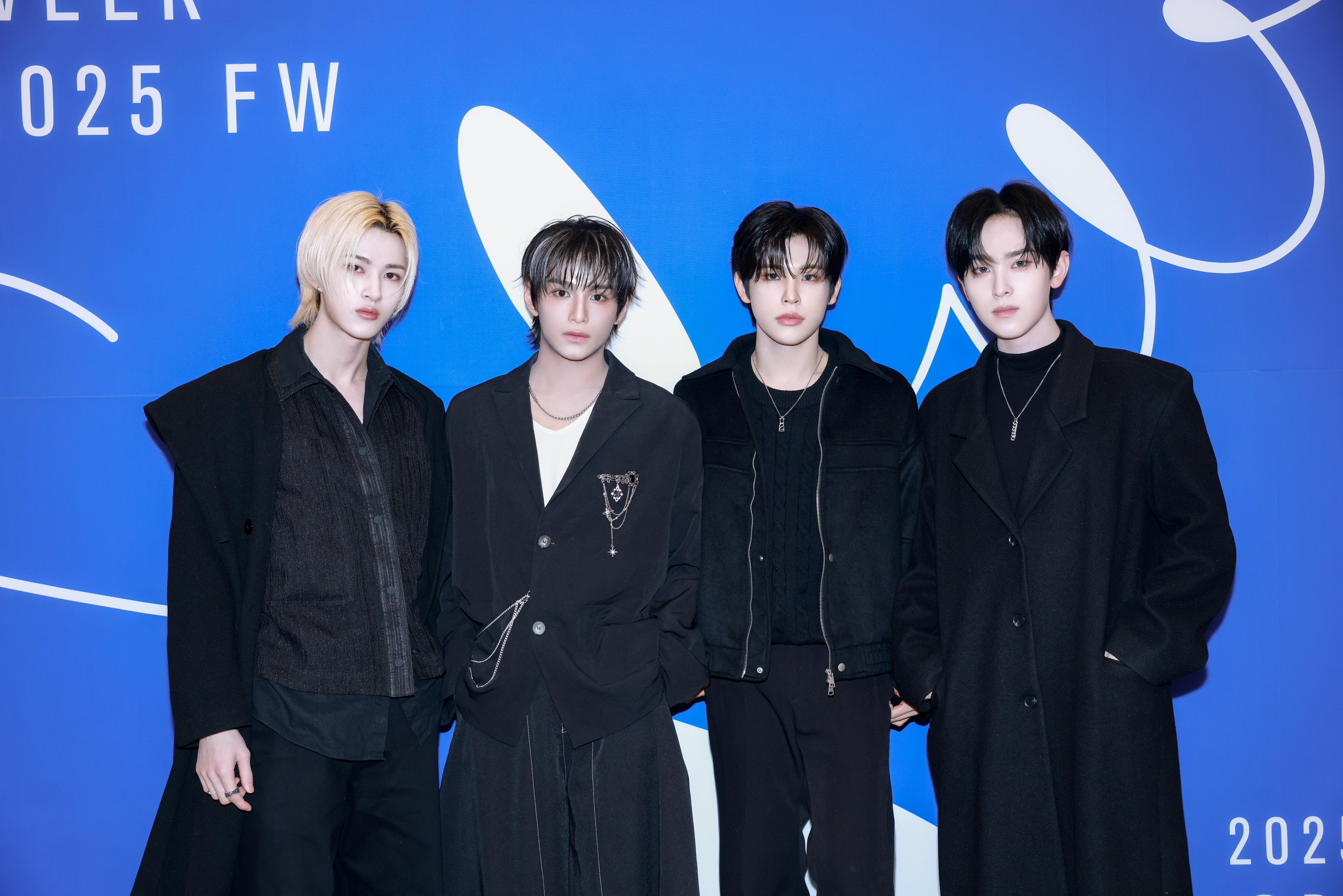 LEO聯同隊友ZAYYAN、HYUNSIK、GYUMIN觀看DAILYMIRROR最新一季時裝騷。