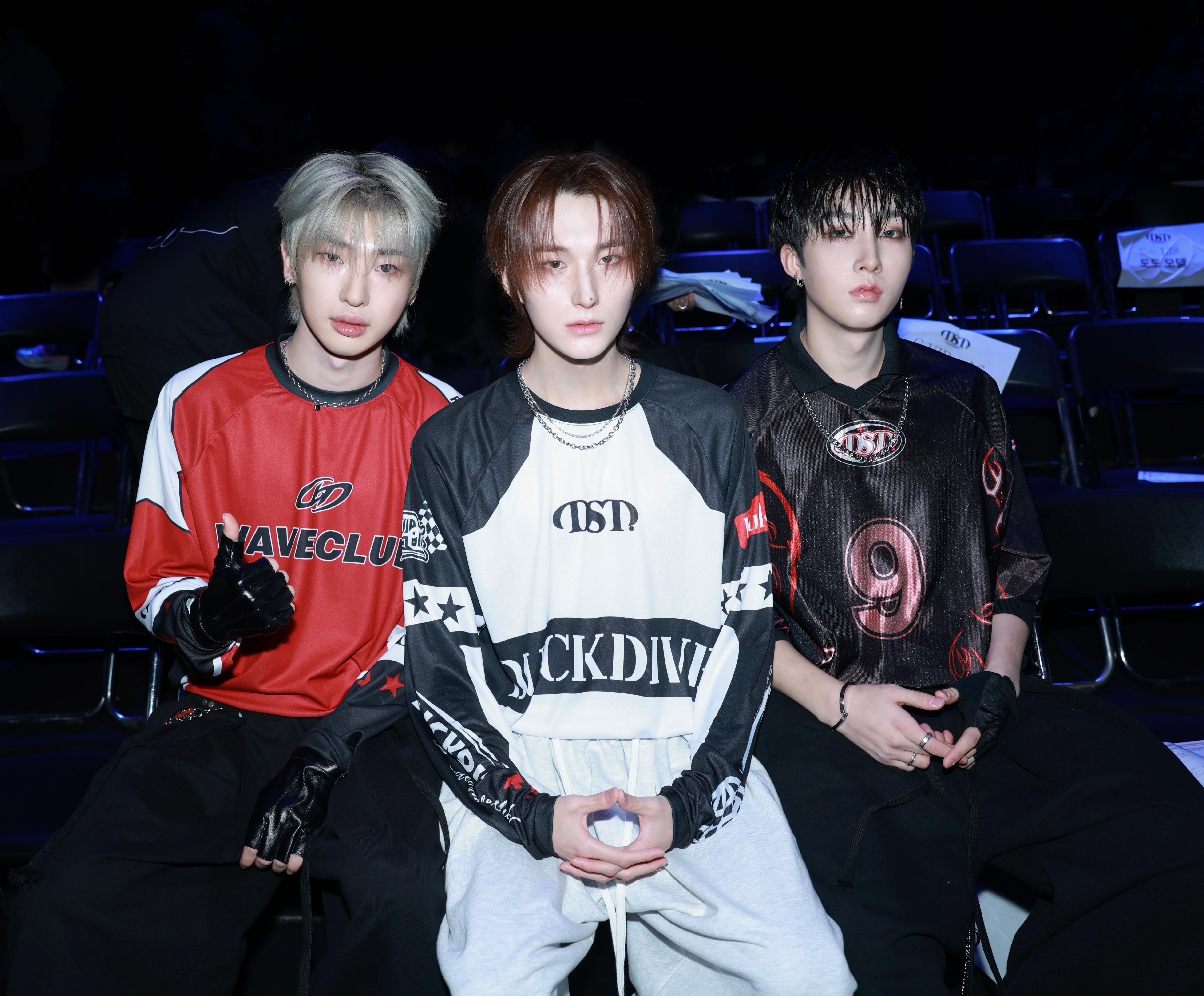 BEMOSOO、DAVIN和WAIN穿着韓國潮牌Duckdive出席。