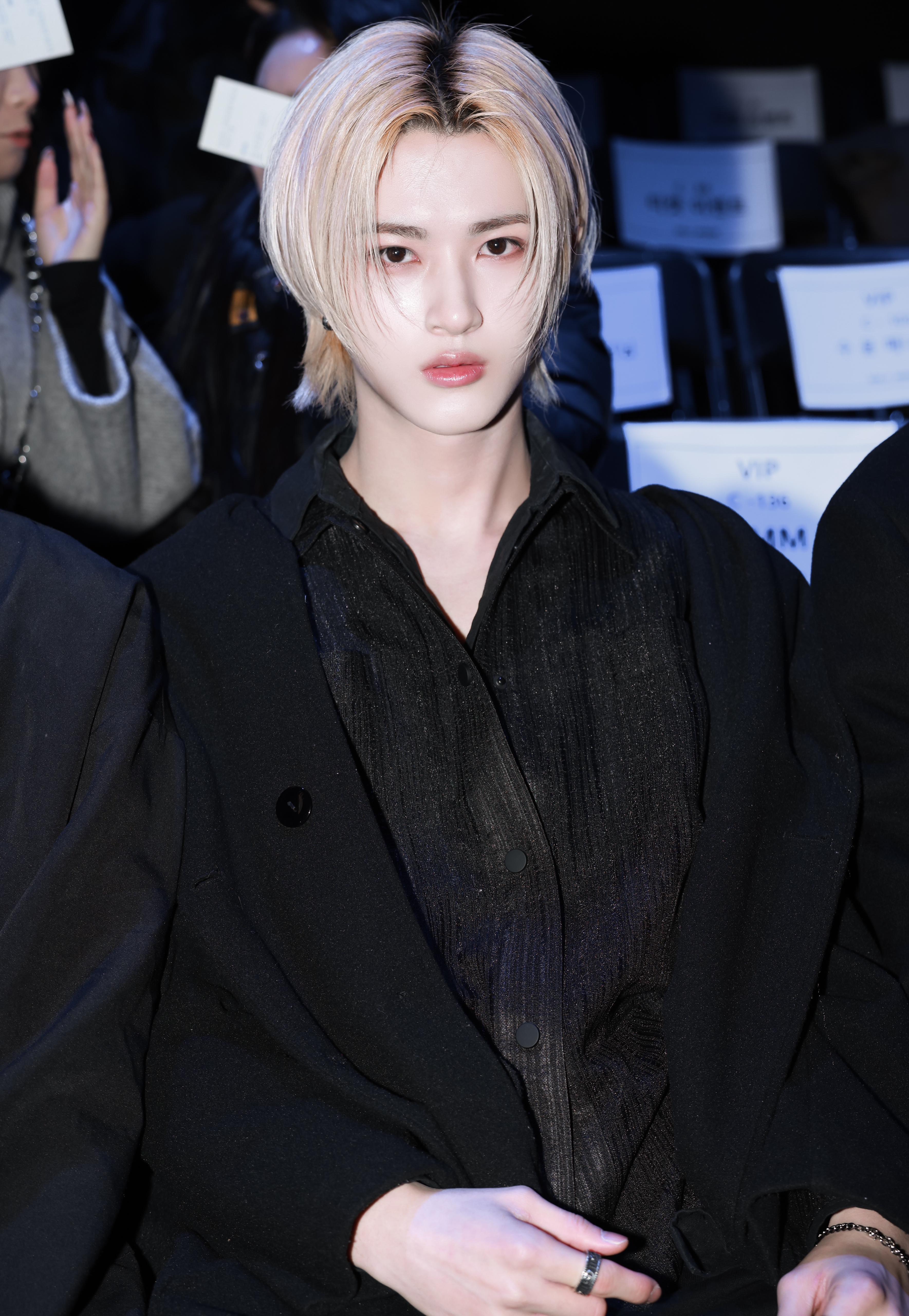 香港成員LEO全黑現身睇騷。