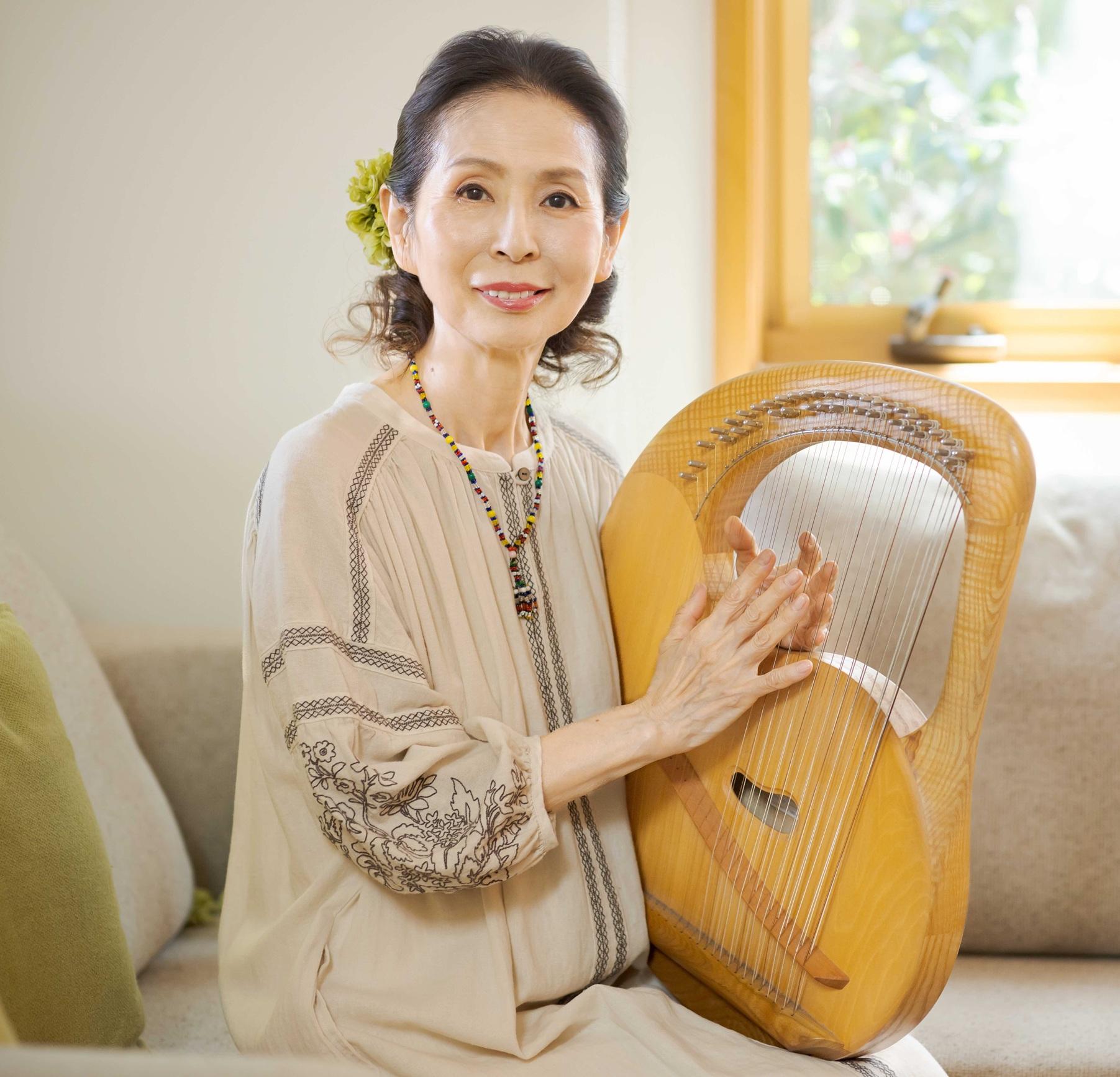 日本女歌手木村弓,曾為《千與千尋》、《哈爾移動城堡》獻唱歌曲。