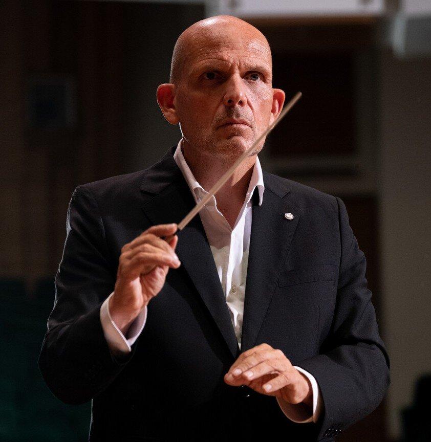 生於阿姆斯特丹的梵志登,19歲已成為阿姆斯特丹皇家音樂廳樂團史上最年輕的樂團首席指揮,2012至2024年更出任香港管弦樂團音樂總監,對歌曲的詮釋有特別一套。