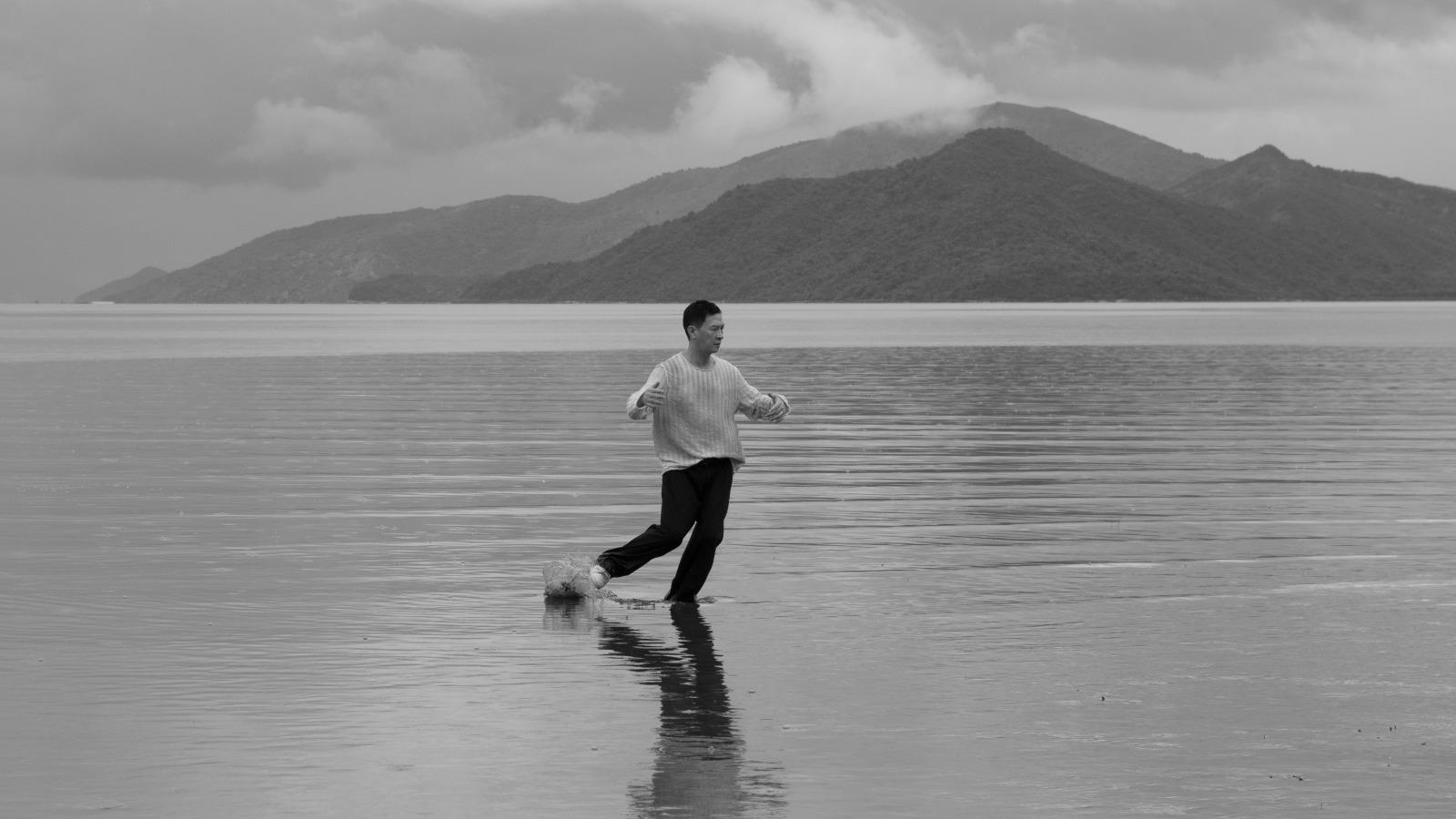 在MV中,張家輝有一幕水中跳舞鏡頭。