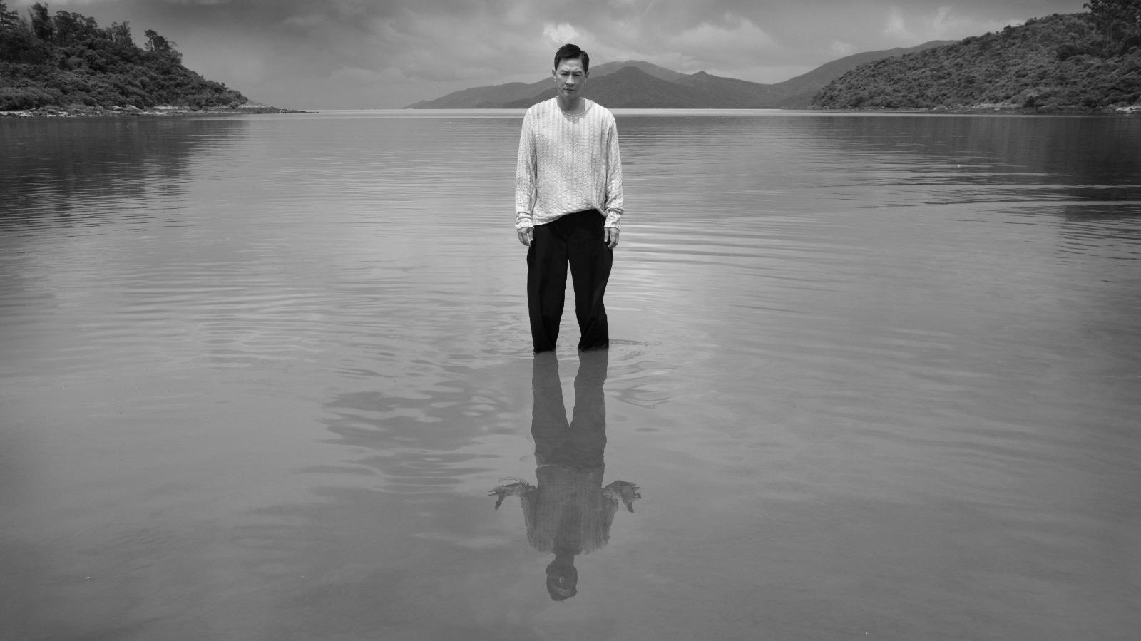 張家輝家輝笑說因為製作費有限,為了慳錢由他唱埋主題曲。