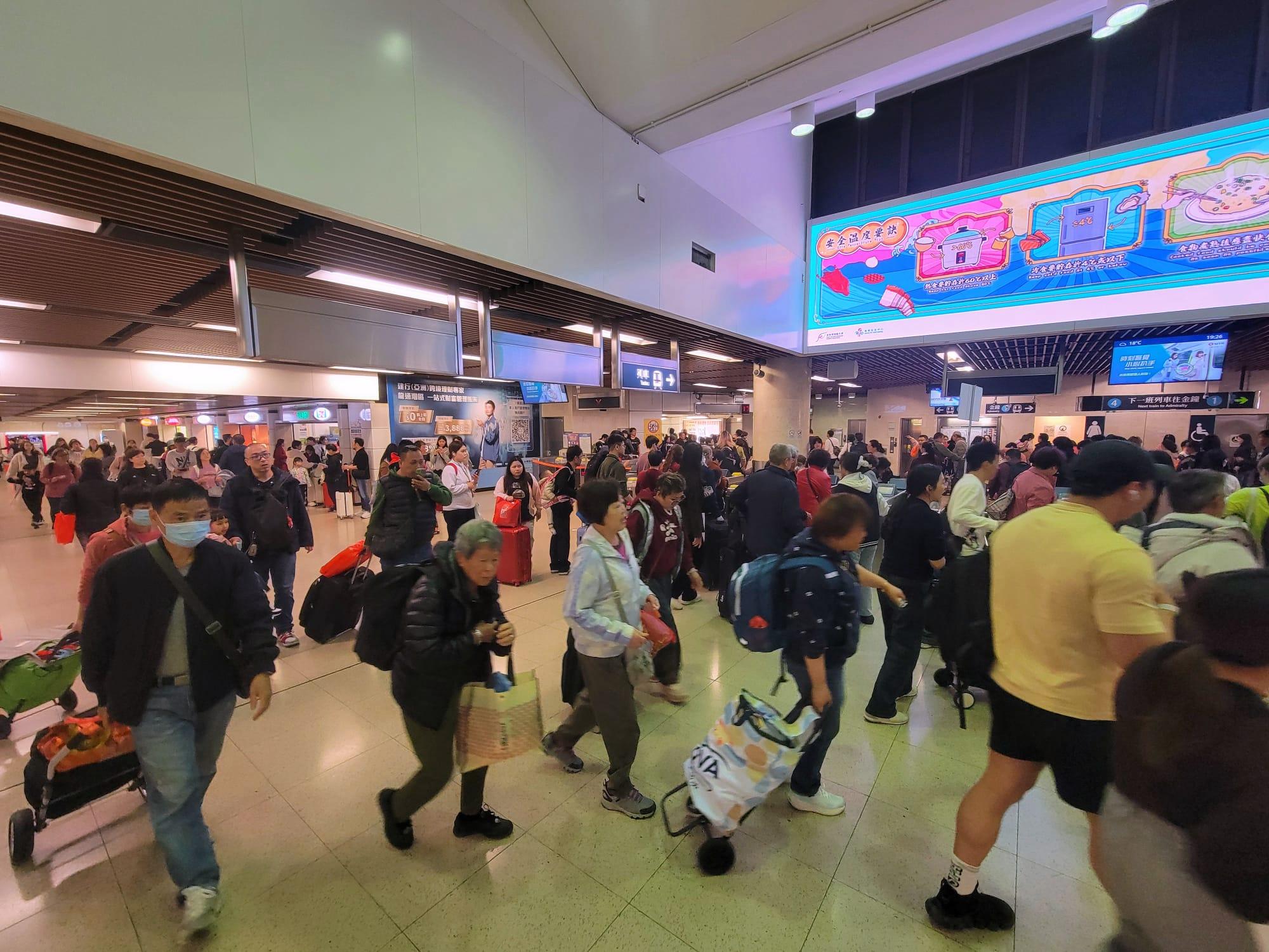 春節假期最後一日迎返港人潮。(鍾式明攝)