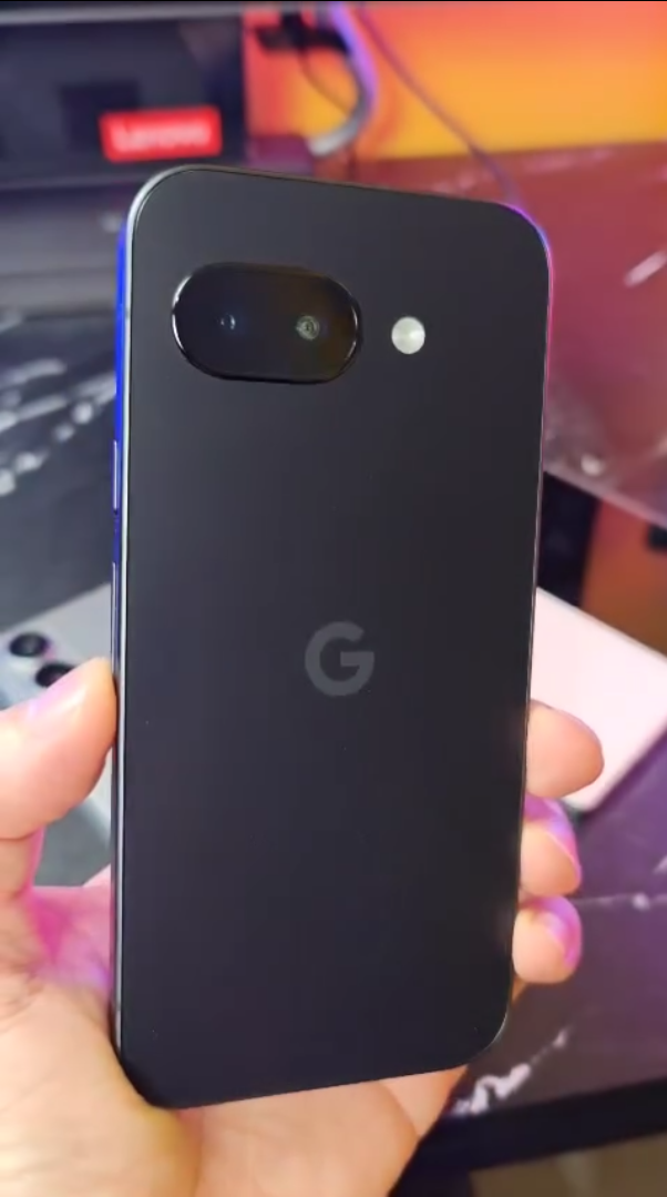 根據流出的影片,Pixel 9a 的鏡頭模組並沒有跟隨近幾代的條狀設計,改為更纖薄細小的藥丸型