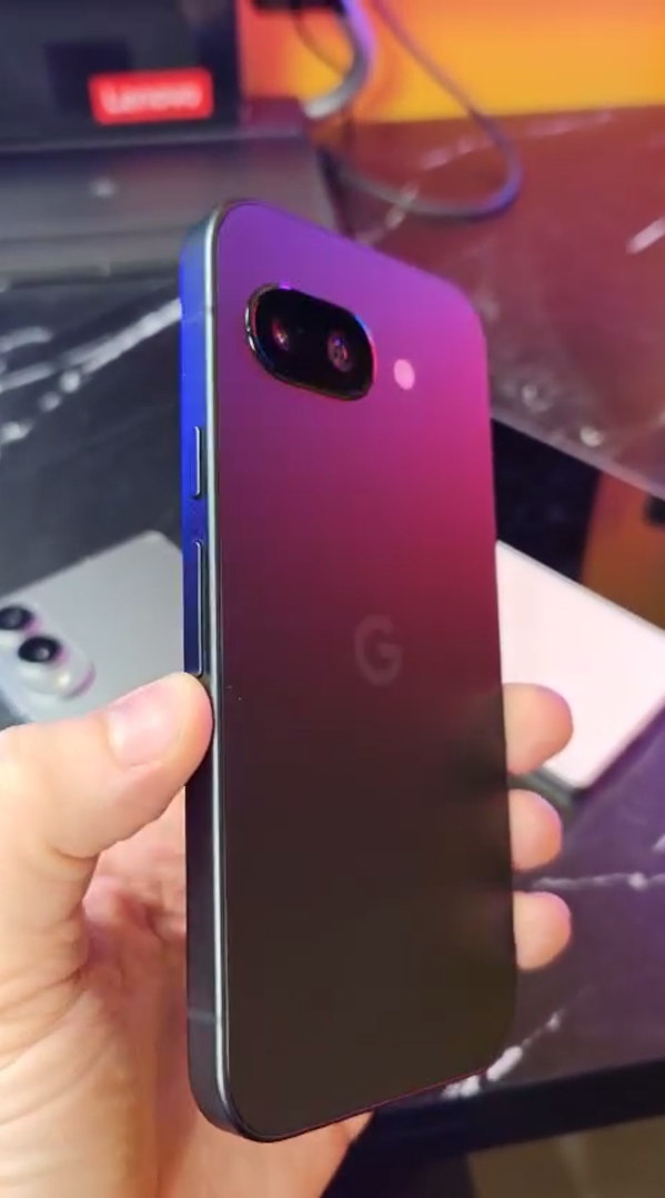 根據流出的影片,Pixel 9a 的鏡頭模組並沒有跟隨近幾代的條狀設計,改為更纖薄細小的藥丸型