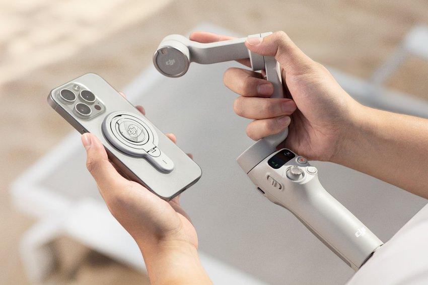 磁吸快拆結構讓手機安裝更快速,展開軸臂即自動開機