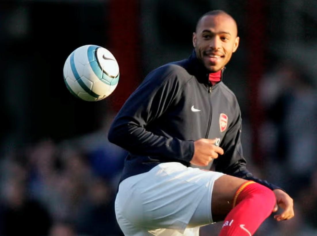 阿仙奴名宿亨利踢過Nike足球T90 Aerow