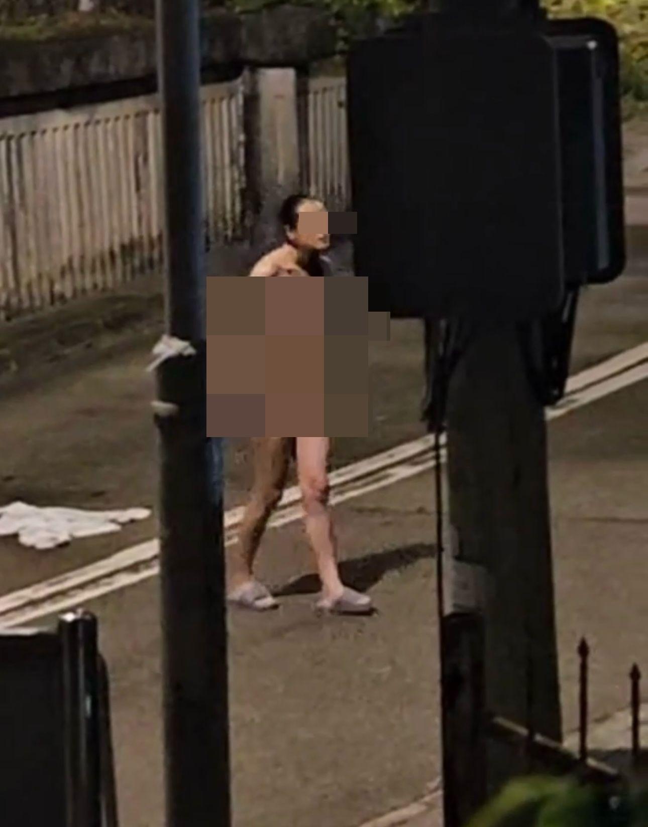 長髮裸女撥一撥頭髮,怒氣沖沖逼近男子。(網片截圖)