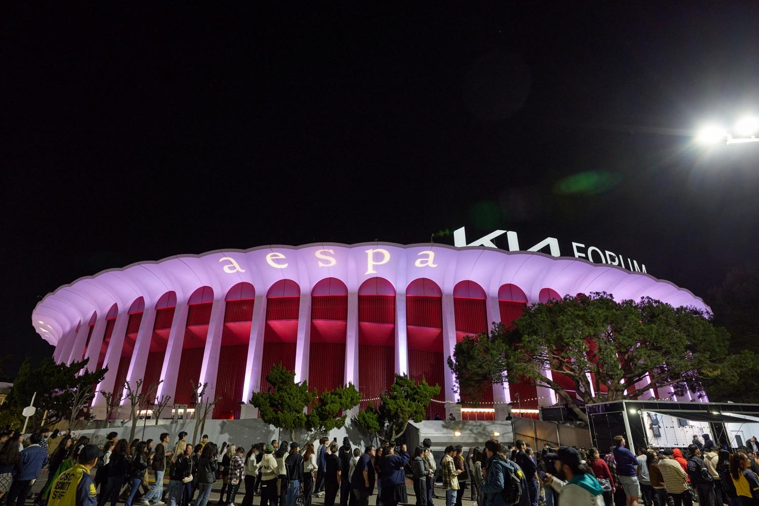 KIA Forum的門外,大批fans排隊買aespa演唱會精品。