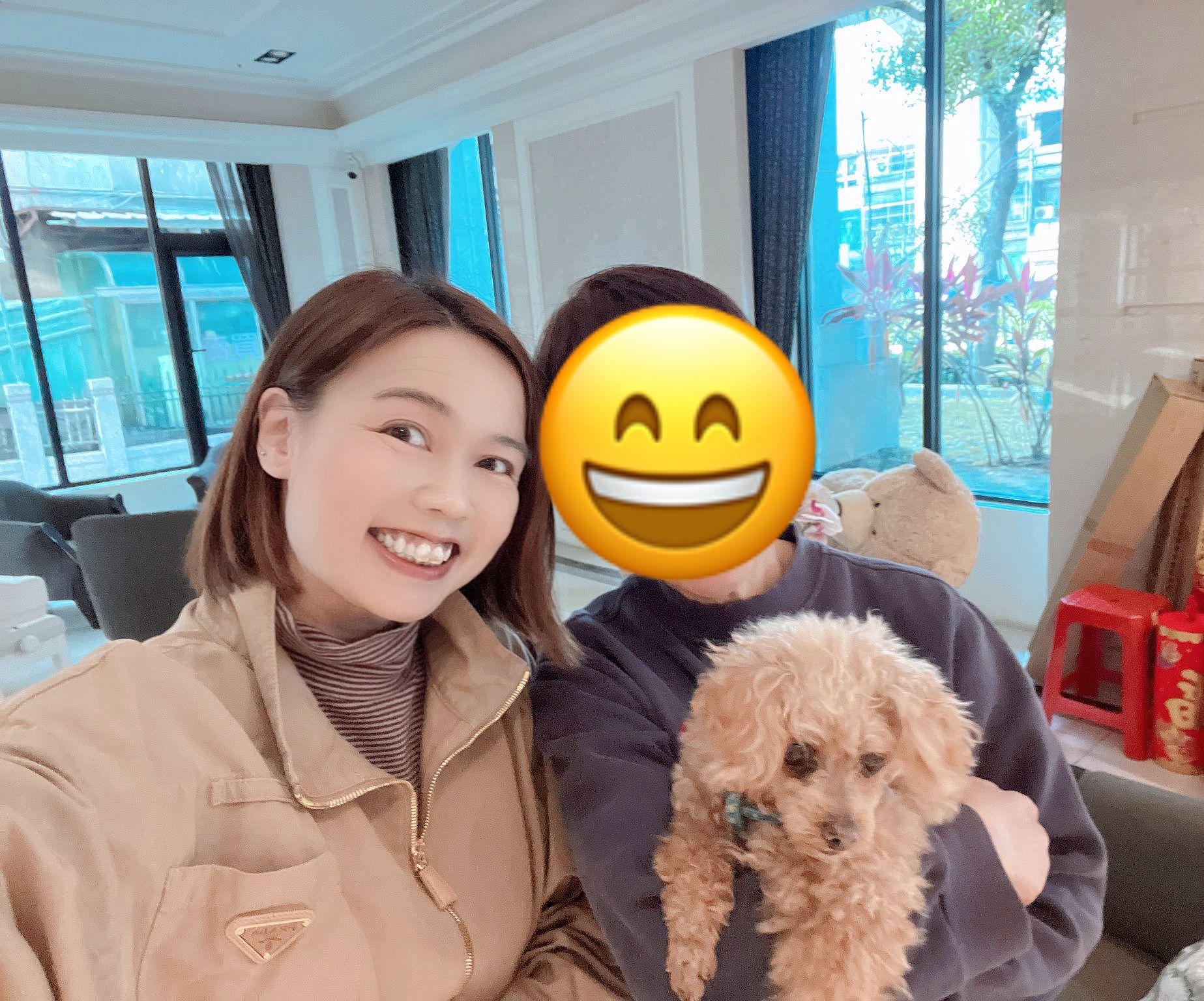 代理乘早機親赴台灣向業主送訂,成功助長線投資者以328萬元購入屯門康麗花園兩房。(代理提供)