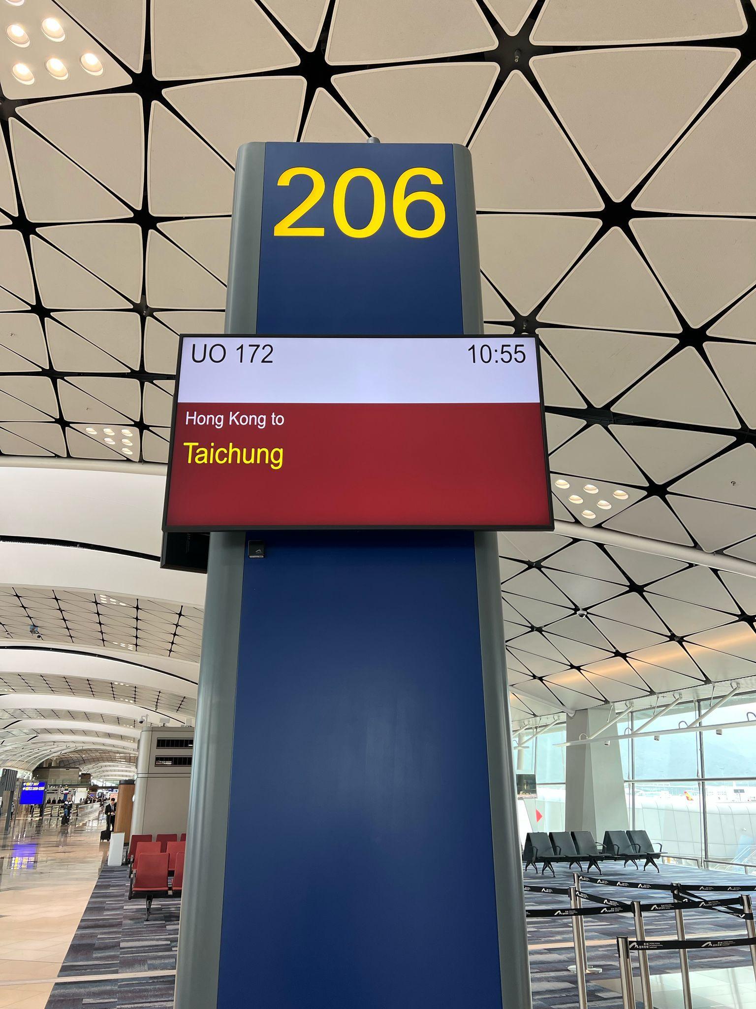 代理乘早機親赴台灣向業主送訂,成功助長線投資者以328萬元購入屯門康麗花園兩房。(代理提供)