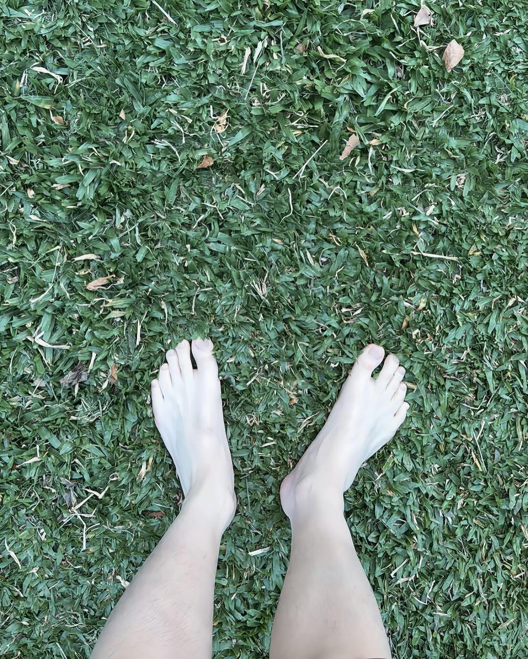 Anson Lo在草地上grounding(赤腳接地氣),露出白滑腳趾。