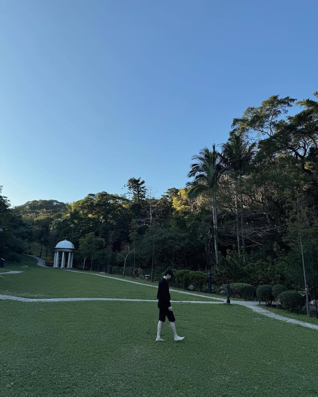 Anson Lo不時會抽空行出,在草地上grounding(赤腳接地氣)親親大自然。