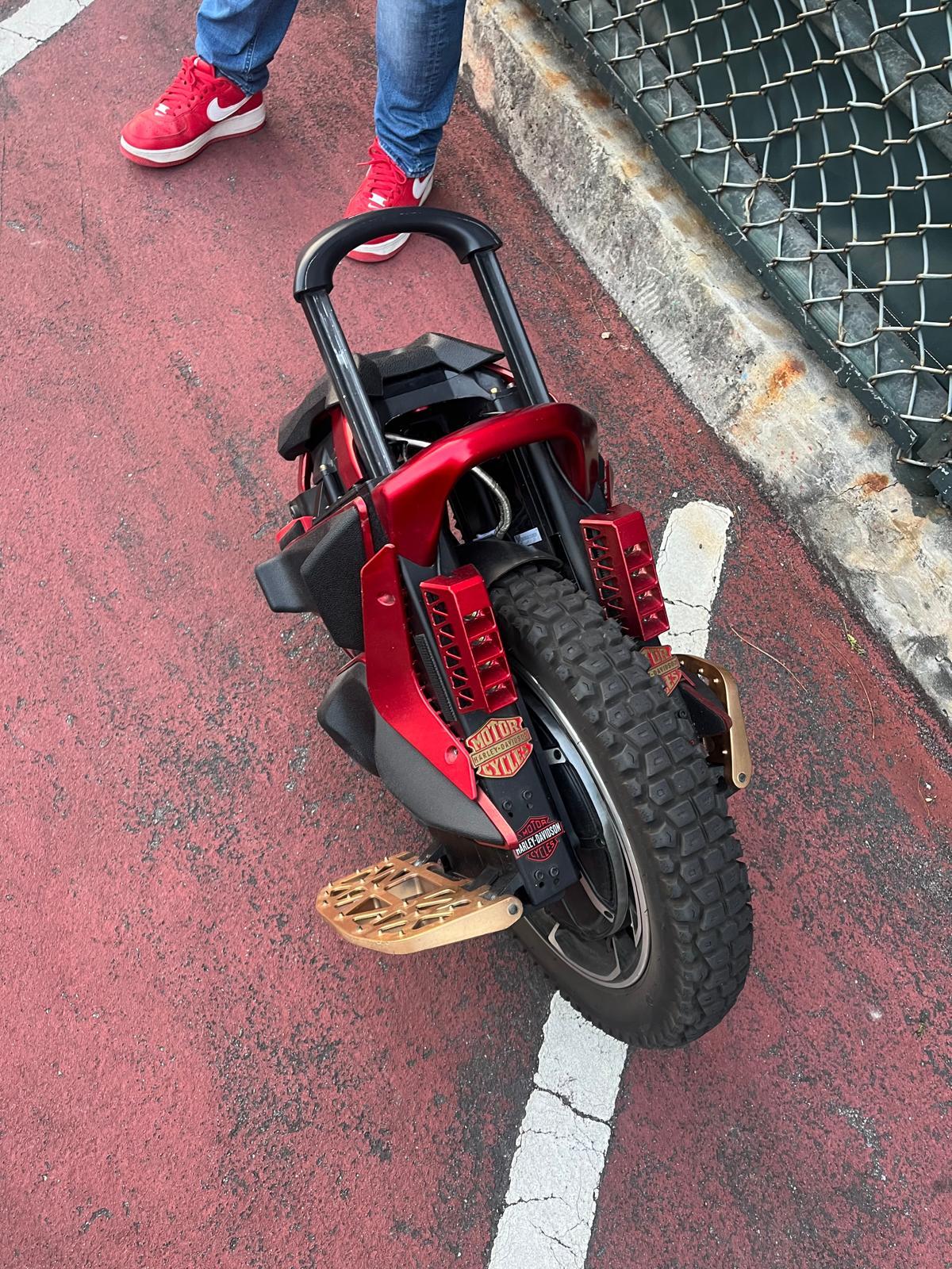 警新界南打擊非法電動車拘41人。(警方圖片)