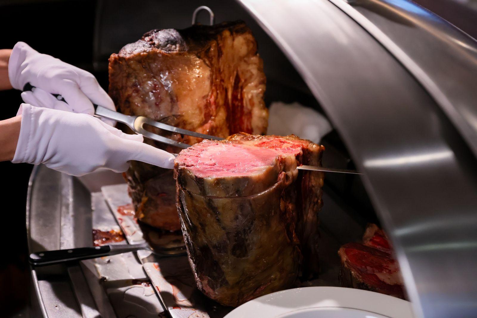 餐車的獨特之處是將牛肋骨排直放,並維持120度,讓牛肉保溫鎖著肉汁。