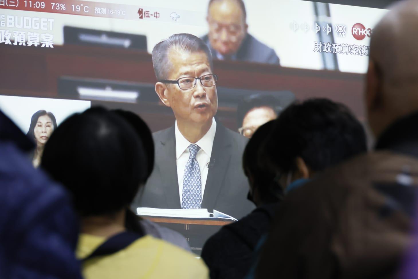 財政司司長陳茂波宣讀新一份《財政預算案》。(蘇文傑攝)