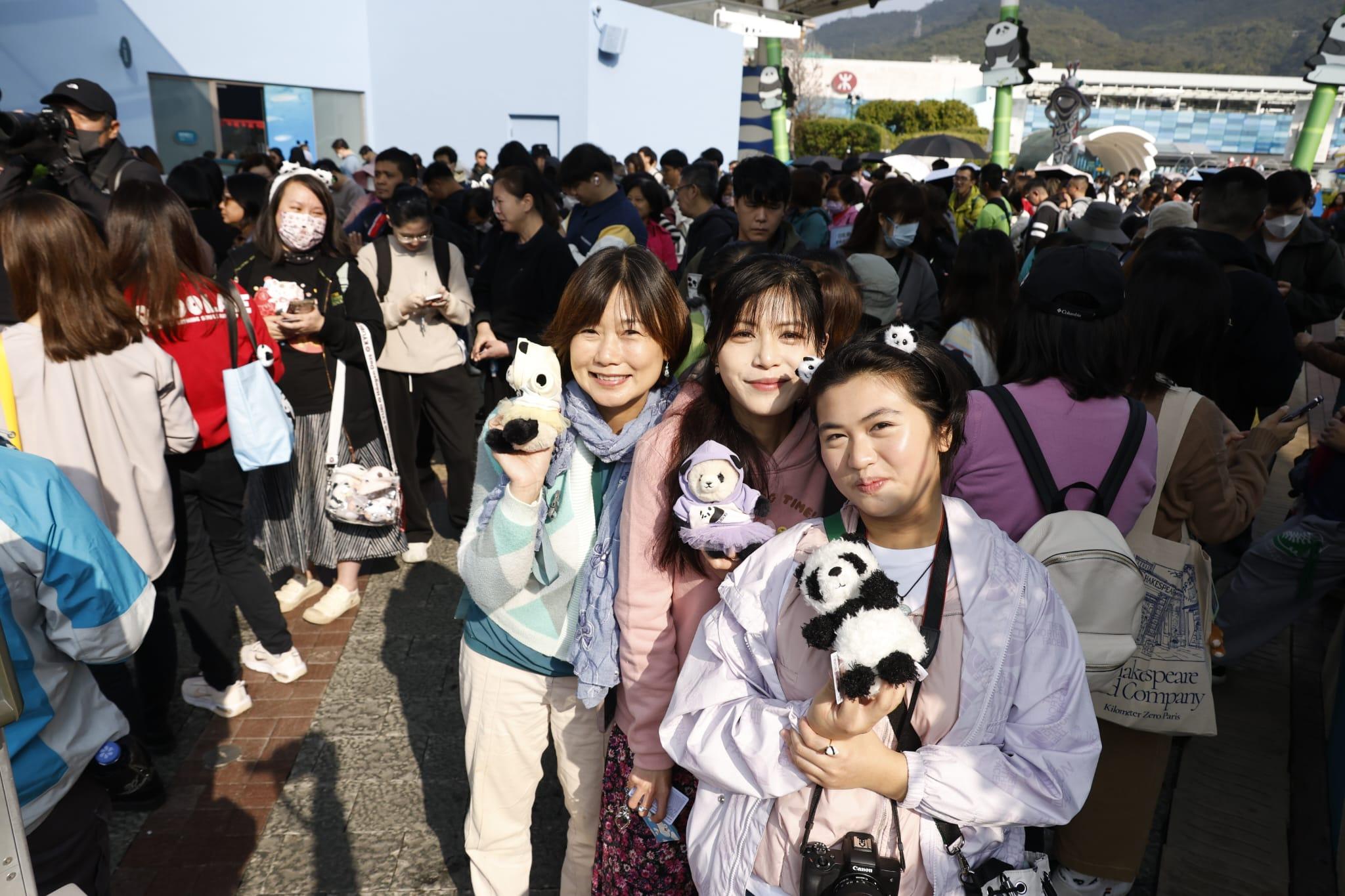 市民帶同紀念品入場。(林俊源攝)