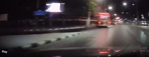 後車車cam拍到事發經過,可見巴士靠左駛,突然失控跣軚。(互聯網)